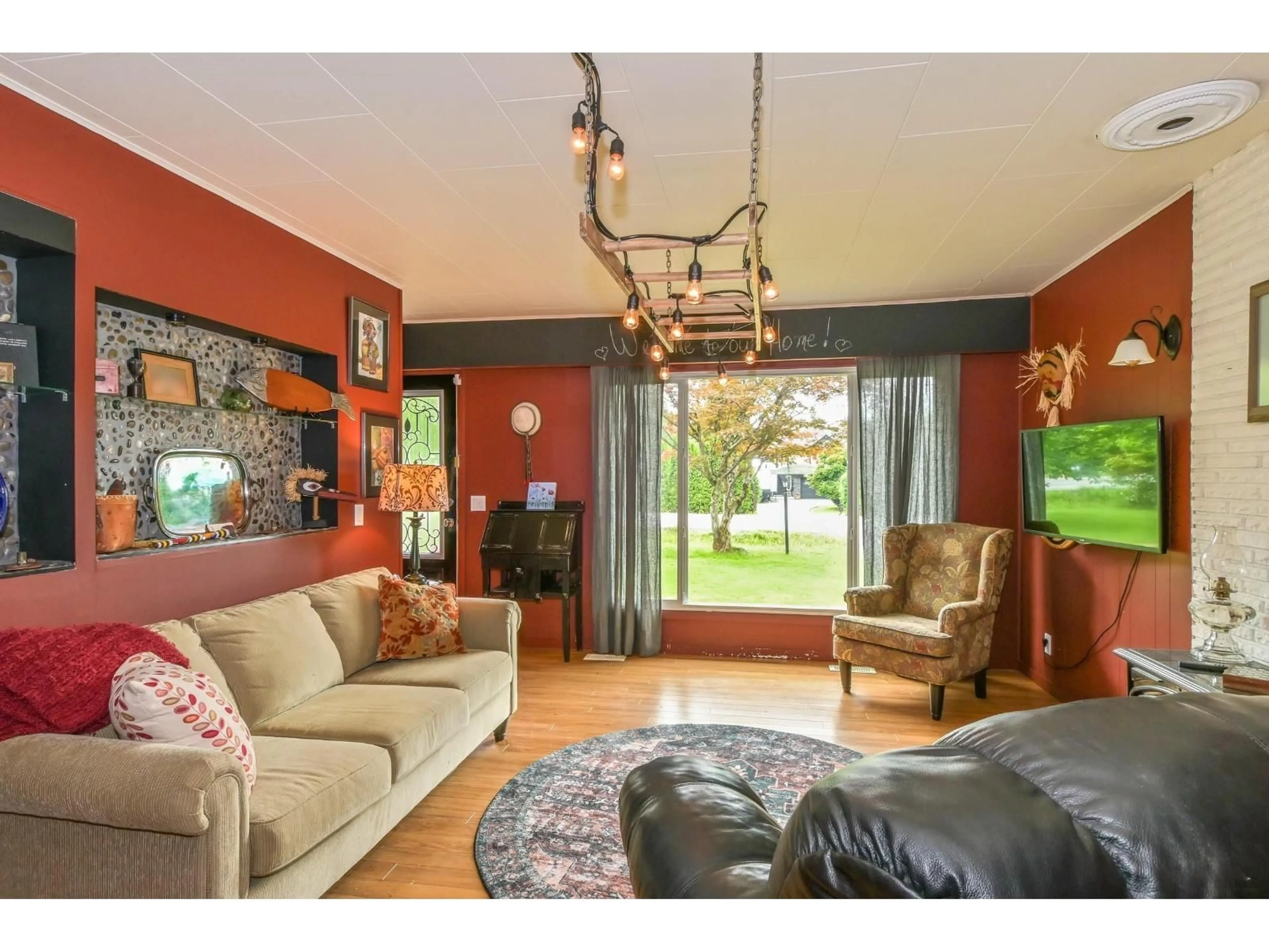 Living room with furniture, wood/laminate floor for 32955 DEWDNEY TRUNK ROAD, Mission British Columbia V2V6X6