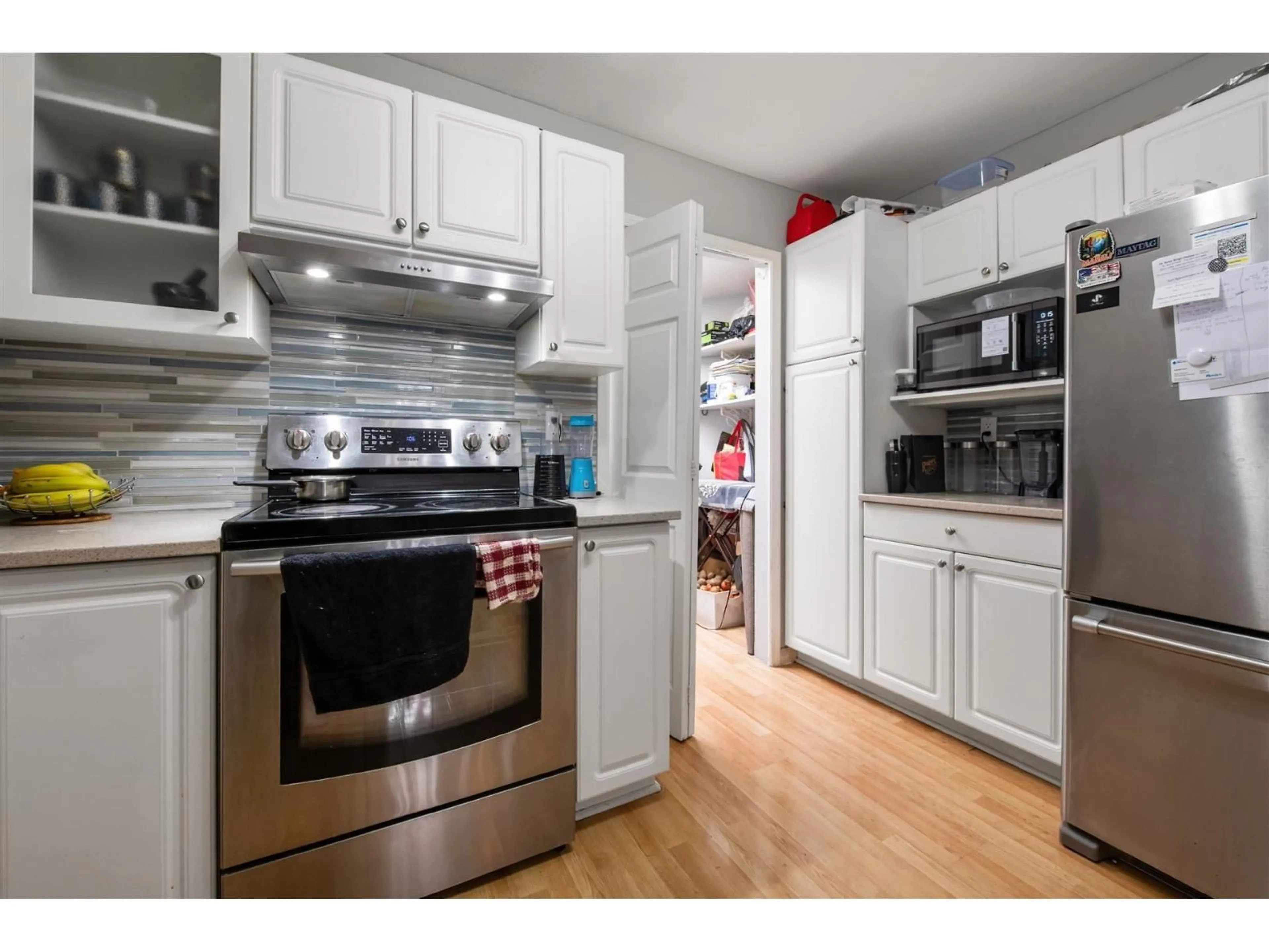 Standard kitchen, wood/laminate floor for 301 - 7151 121 STREET SOUTH, Surrey British Columbia V3W0E7