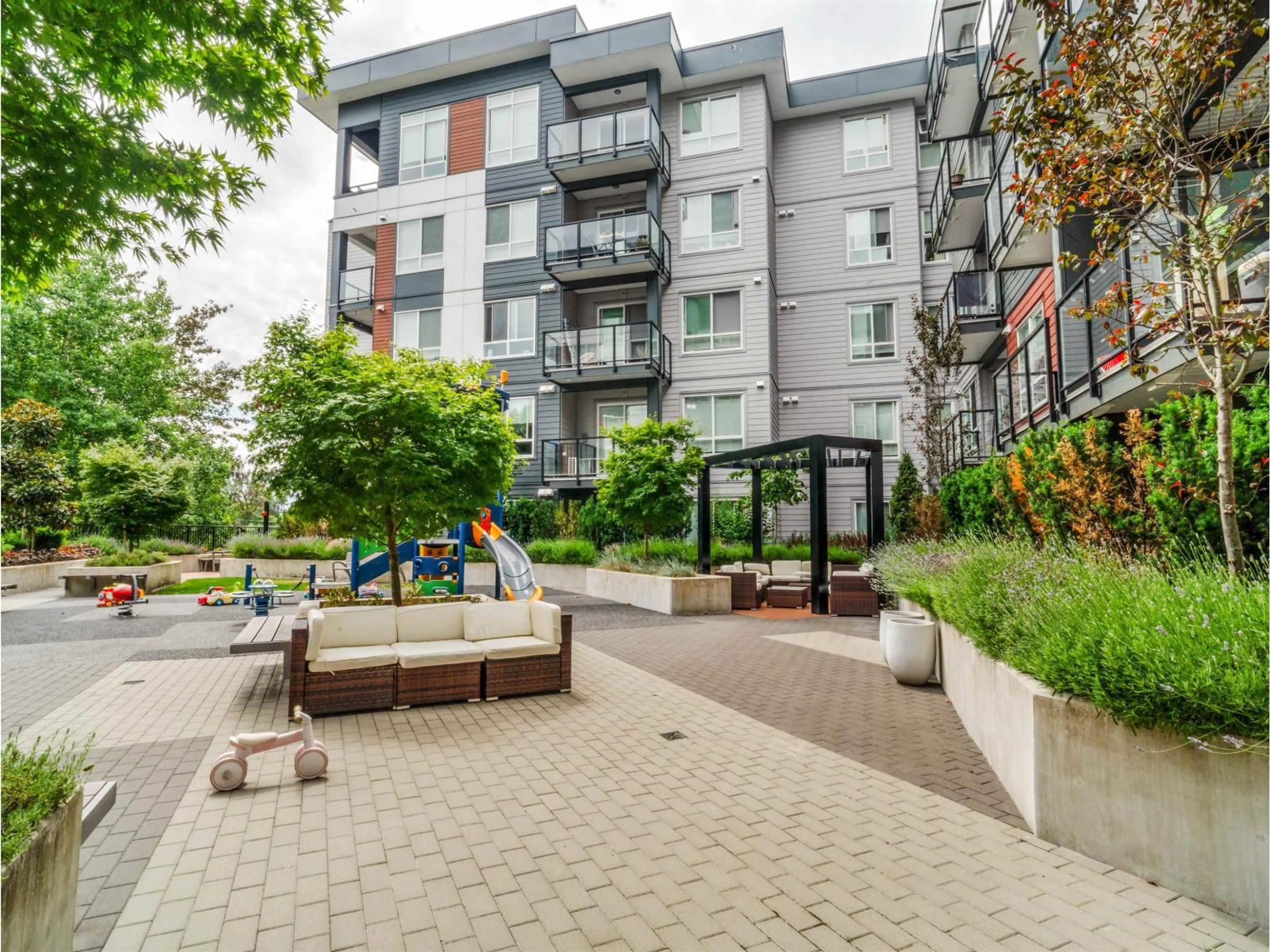 Patio, street for 206 - 8117 200A STREET, Langley British Columbia V2Y3W9