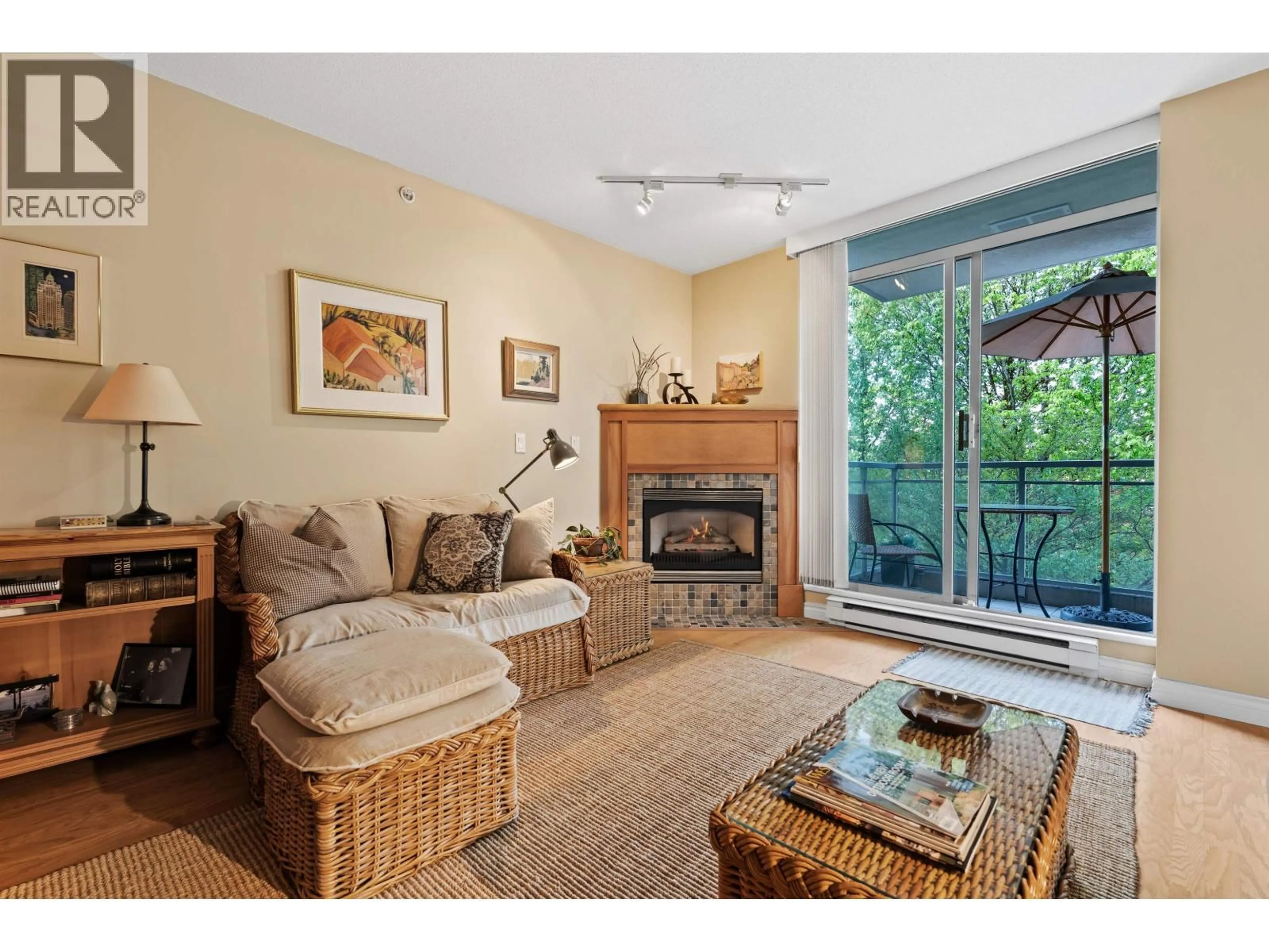 Living room with furniture, unknown for 302 - 588 16TH STREET, West Vancouver British Columbia V7V3R7