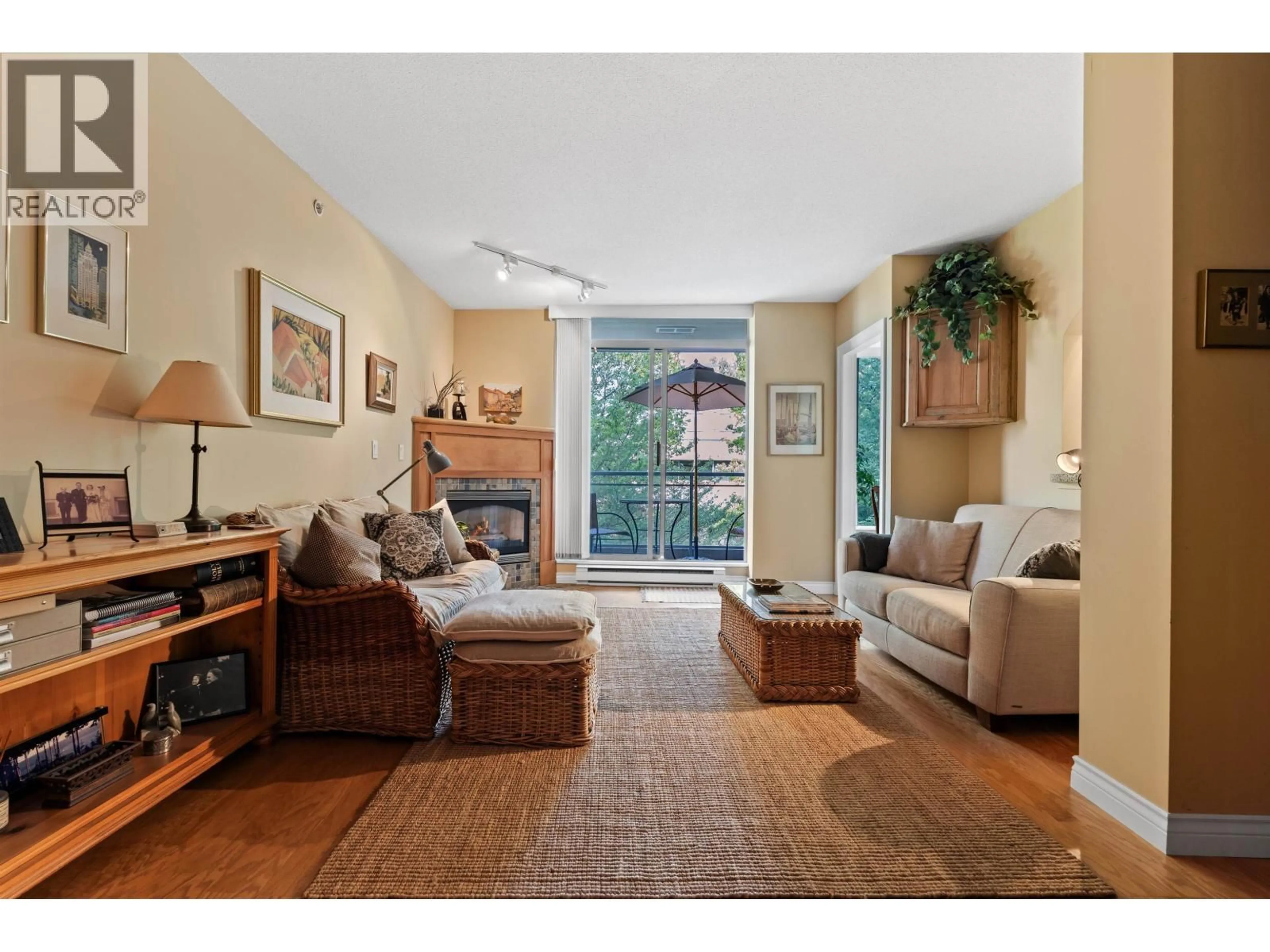 Living room with furniture, unknown for 302 - 588 16TH STREET, West Vancouver British Columbia V7V3R7