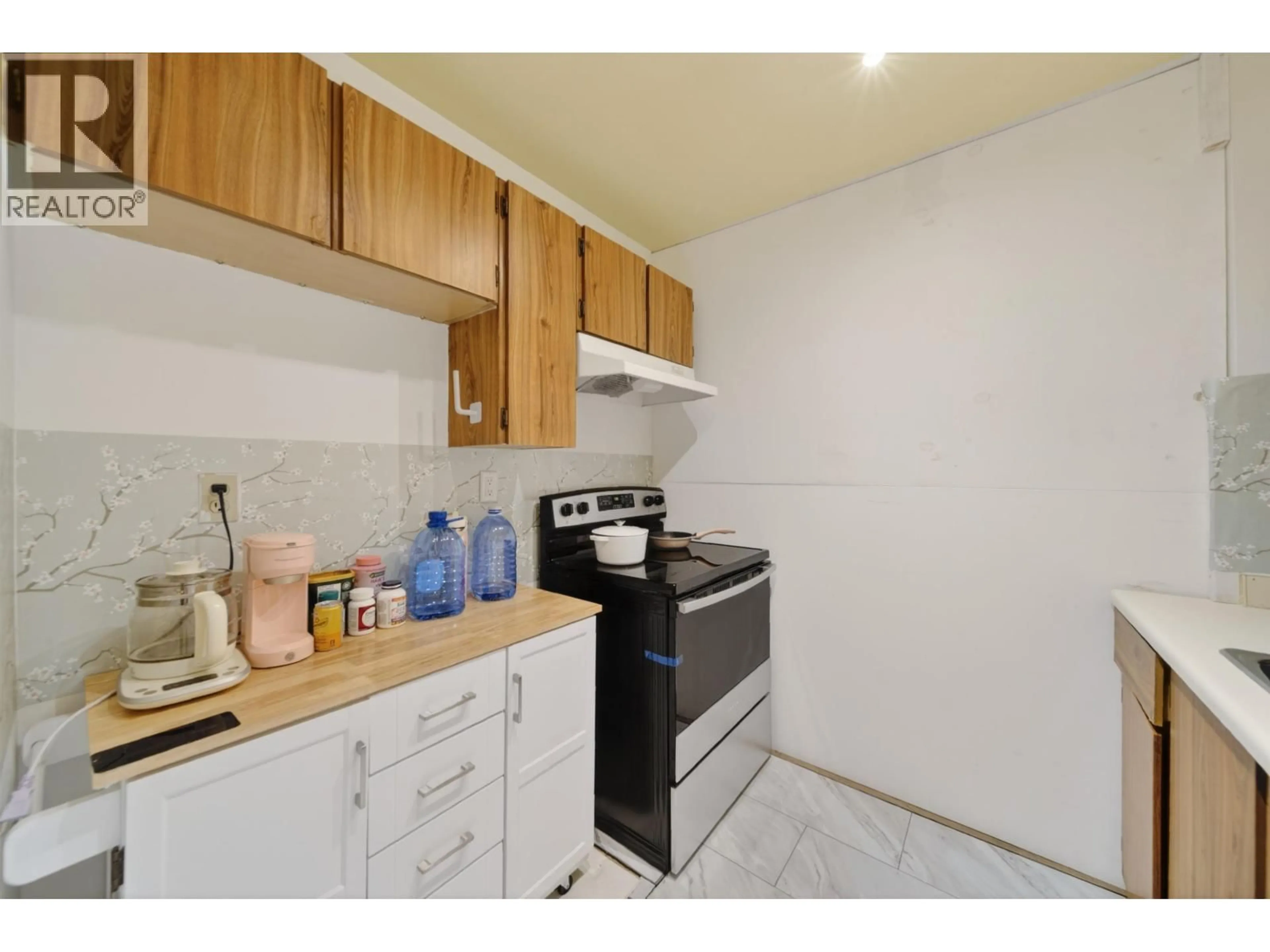 Standard kitchen, unknown for 802 - 6188 PATTERSON AVENUE, Burnaby British Columbia V5H2N1