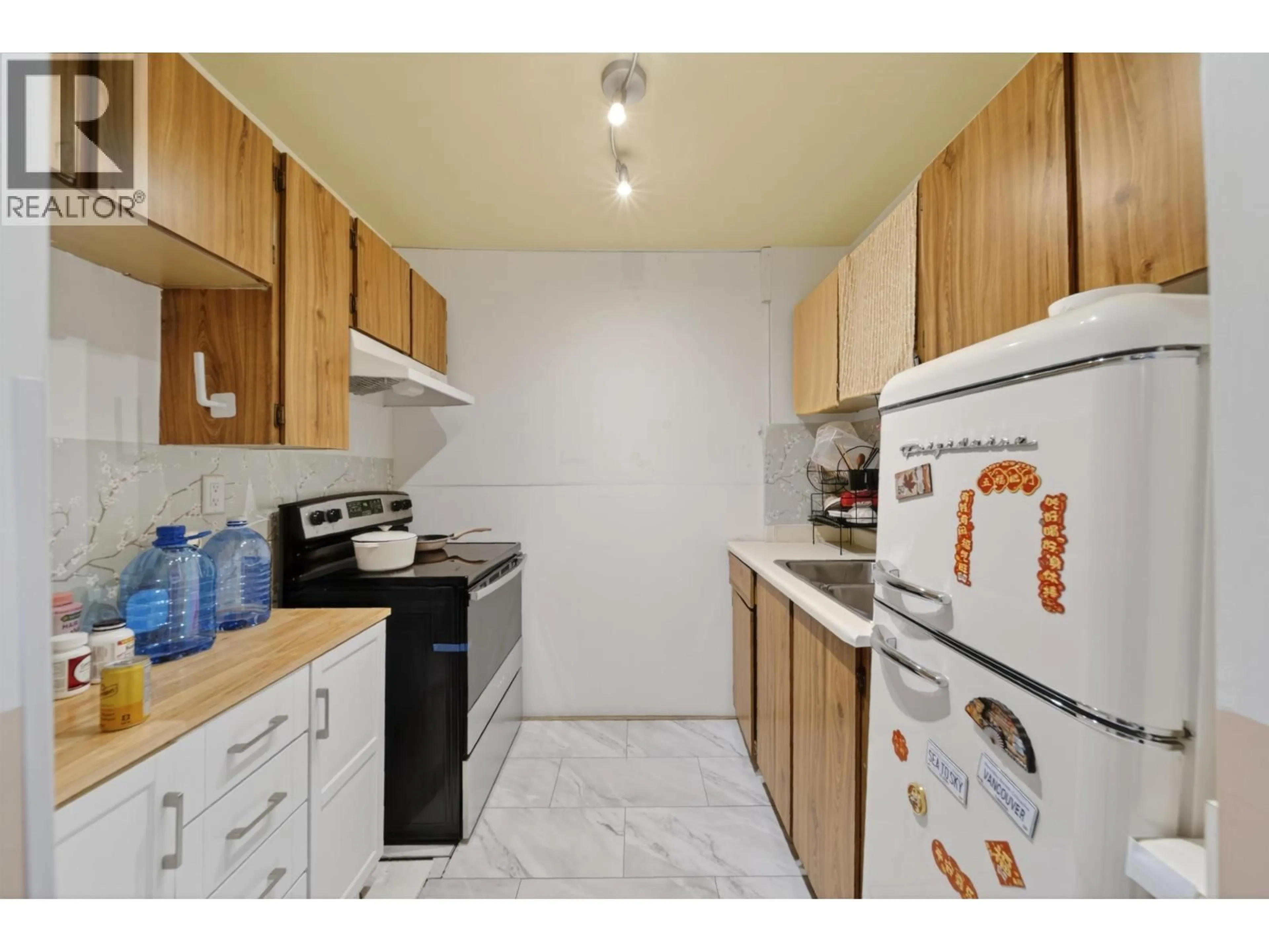 Standard kitchen, unknown for 802 - 6188 PATTERSON AVENUE, Burnaby British Columbia V5H2N1