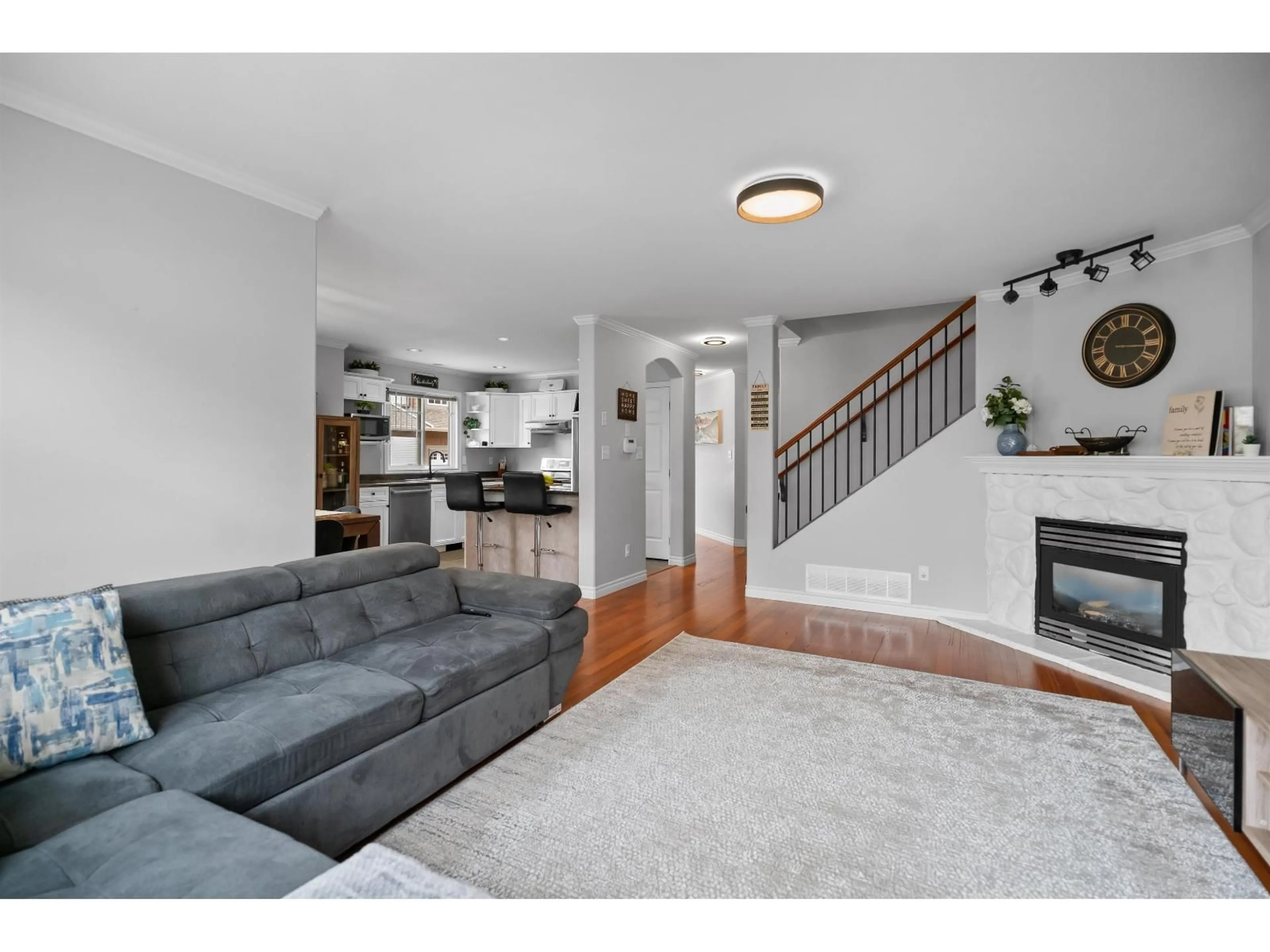 Living room with furniture, unknown for 10 - 7475 GARNET DRIVE, Chilliwack British Columbia V2R5W7