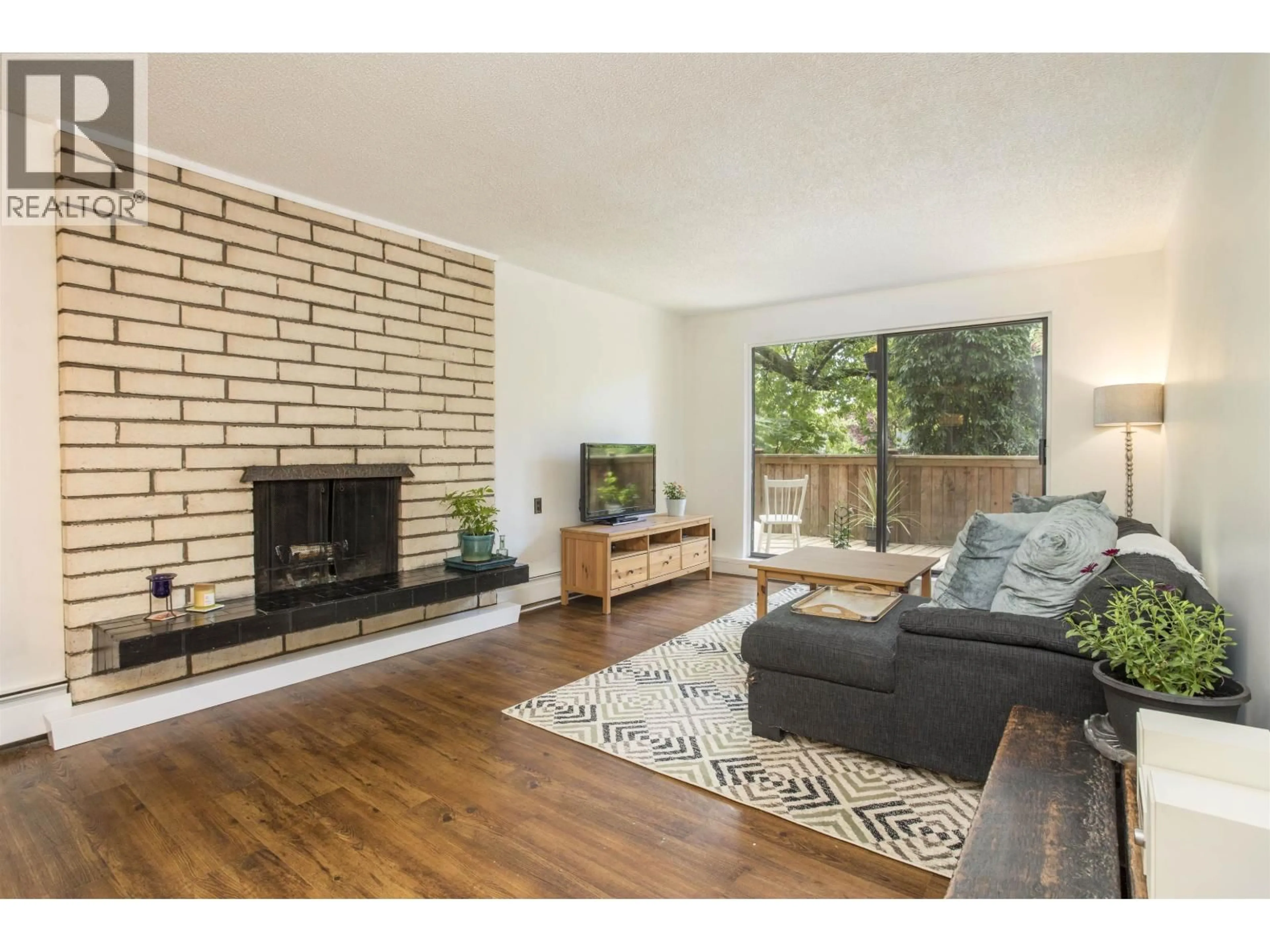 Living room with furniture, wood/laminate floor for 102 - 1515 5TH AVENUE, Vancouver British Columbia V5N1L6