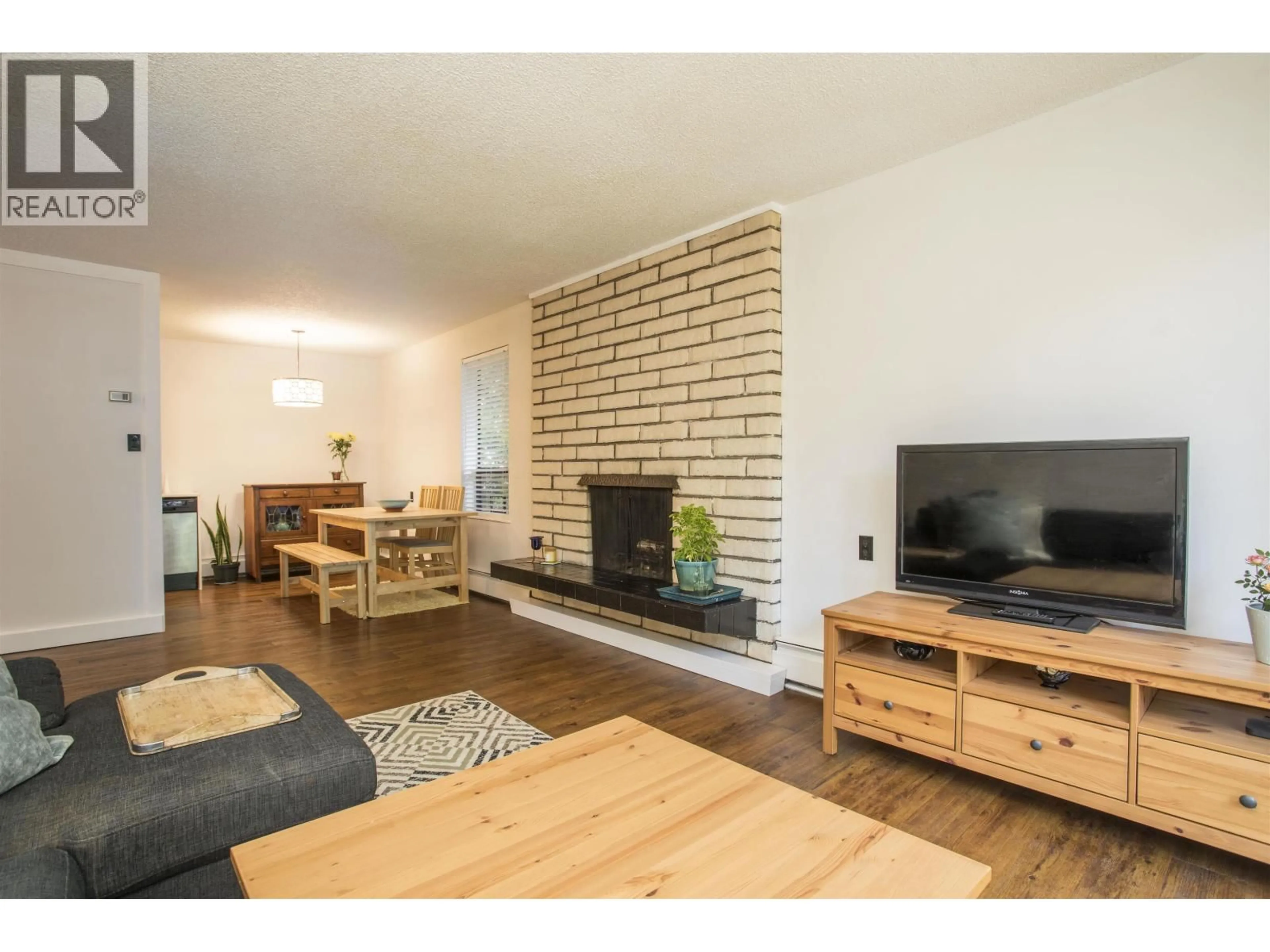 Living room with furniture, wood/laminate floor for 102 - 1515 5TH AVENUE, Vancouver British Columbia V5N1L6
