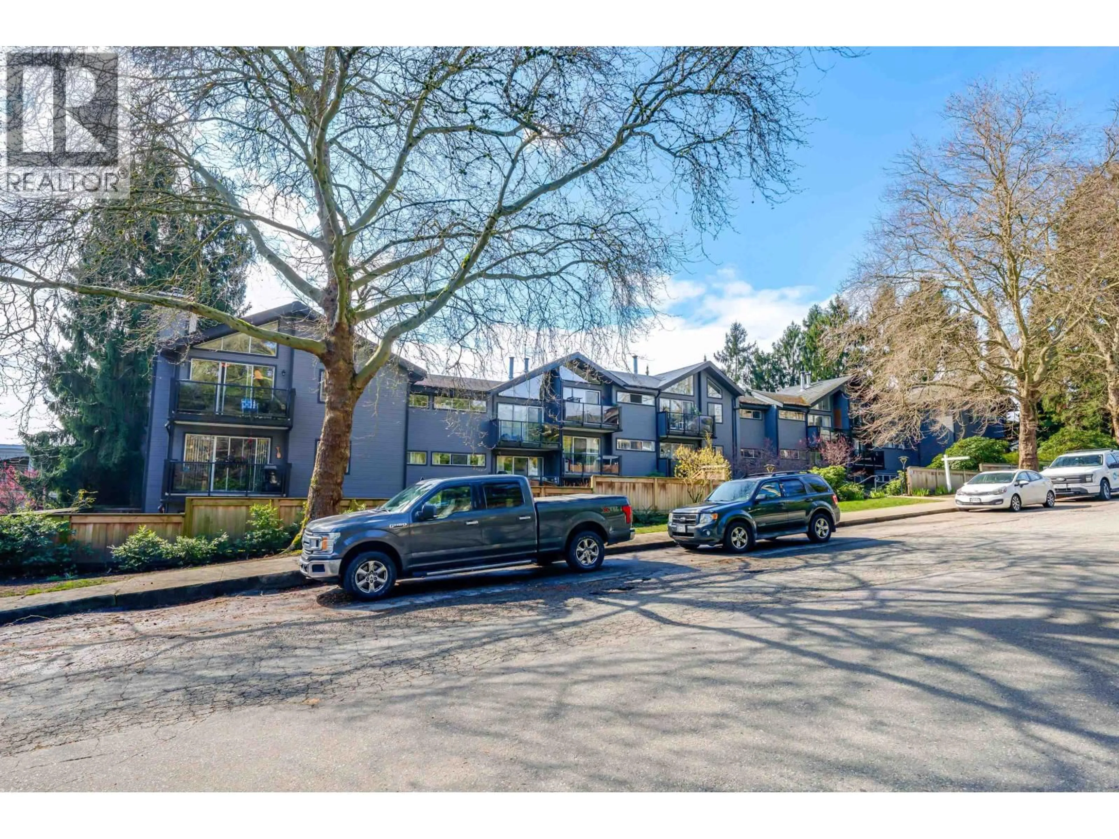 A pic from outside/outdoor area/front of a property/back of a property/a pic from drone, street for 207 - 230 MOWAT STREET, New Westminster British Columbia V3M4B2