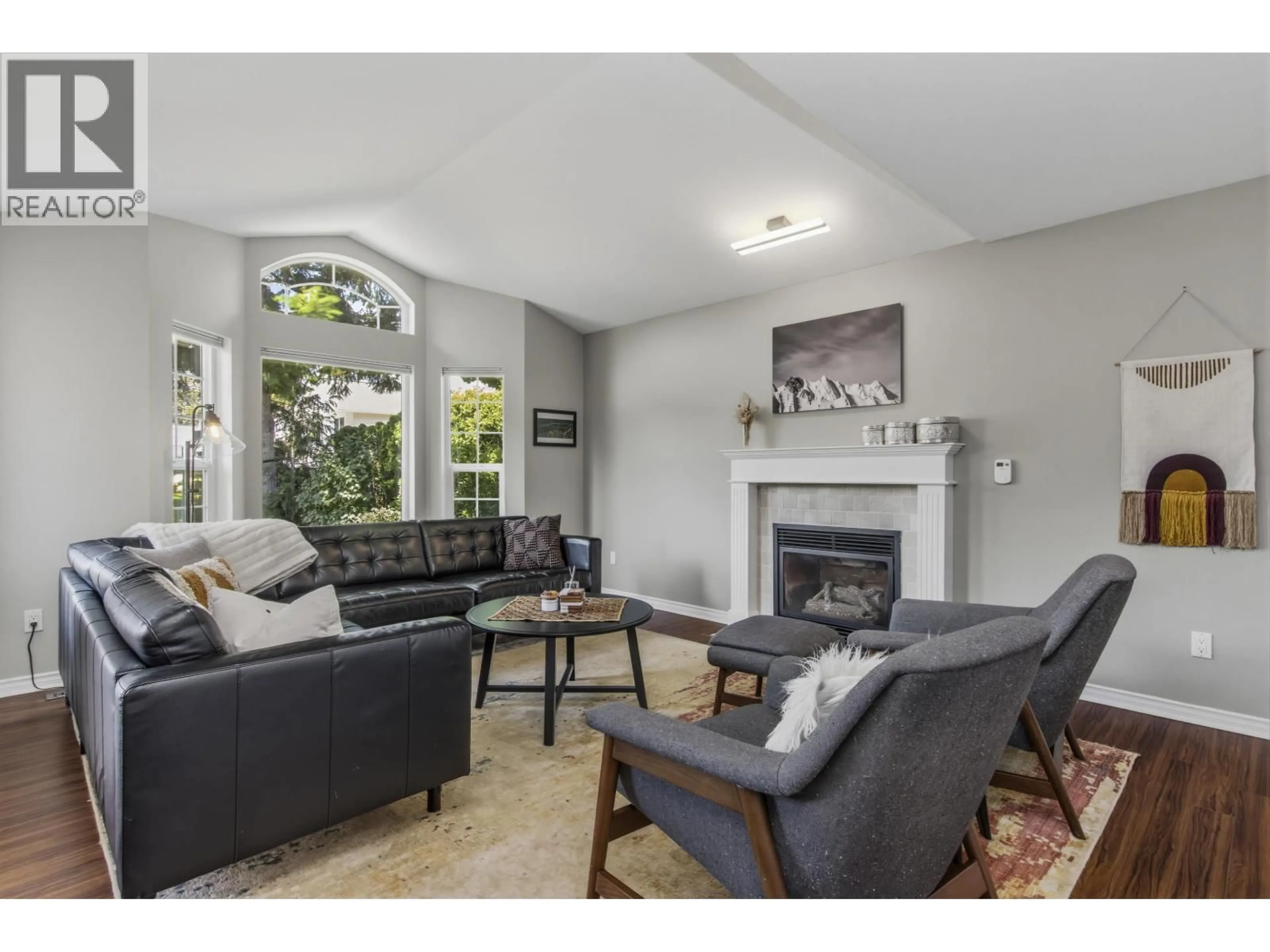 Living room with furniture, unknown for 1830 WILLOW CRESCENT, Squamish British Columbia V8B0L9