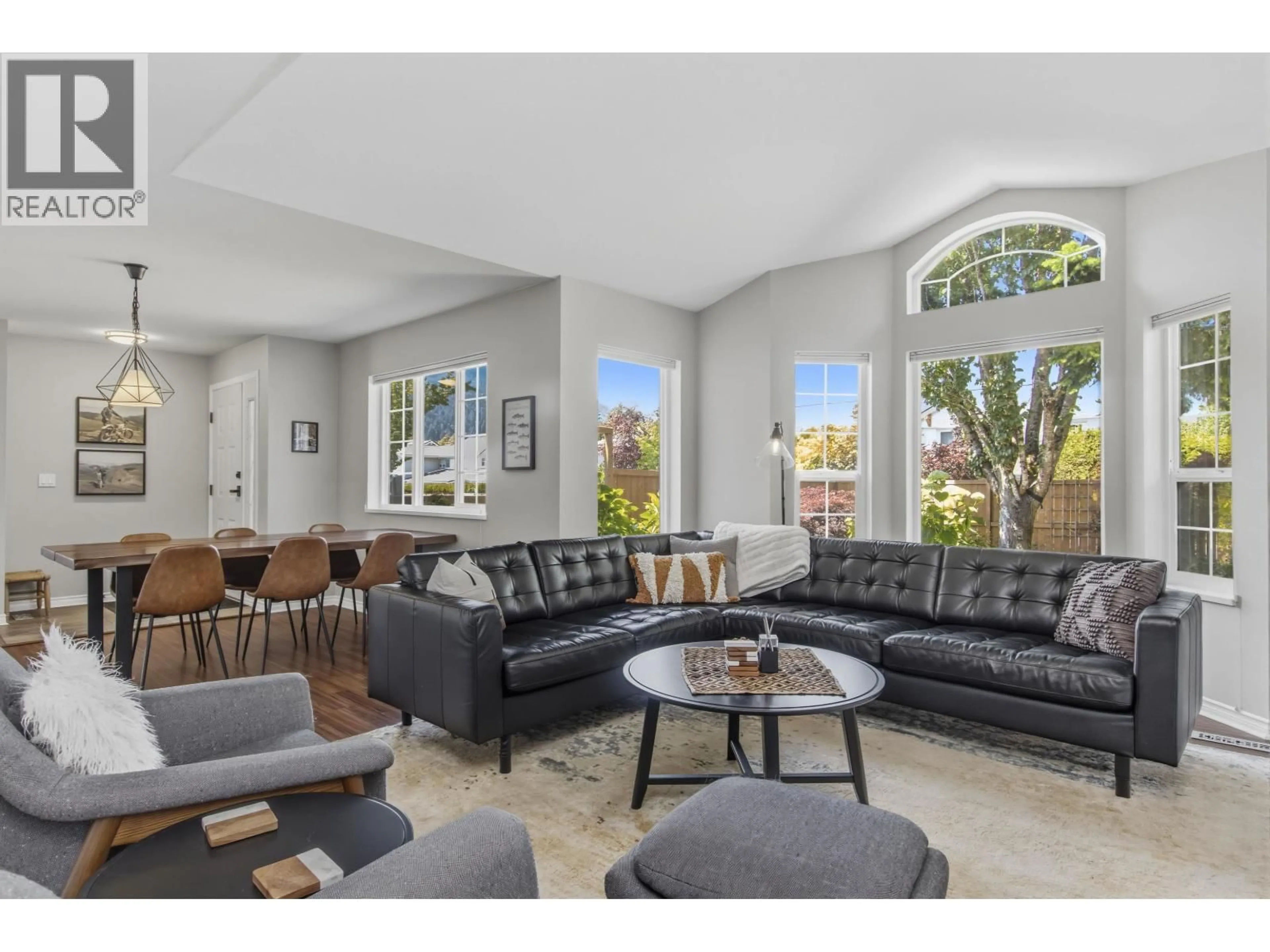 Living room with furniture, unknown for 1830 WILLOW CRESCENT, Squamish British Columbia V8B0L9