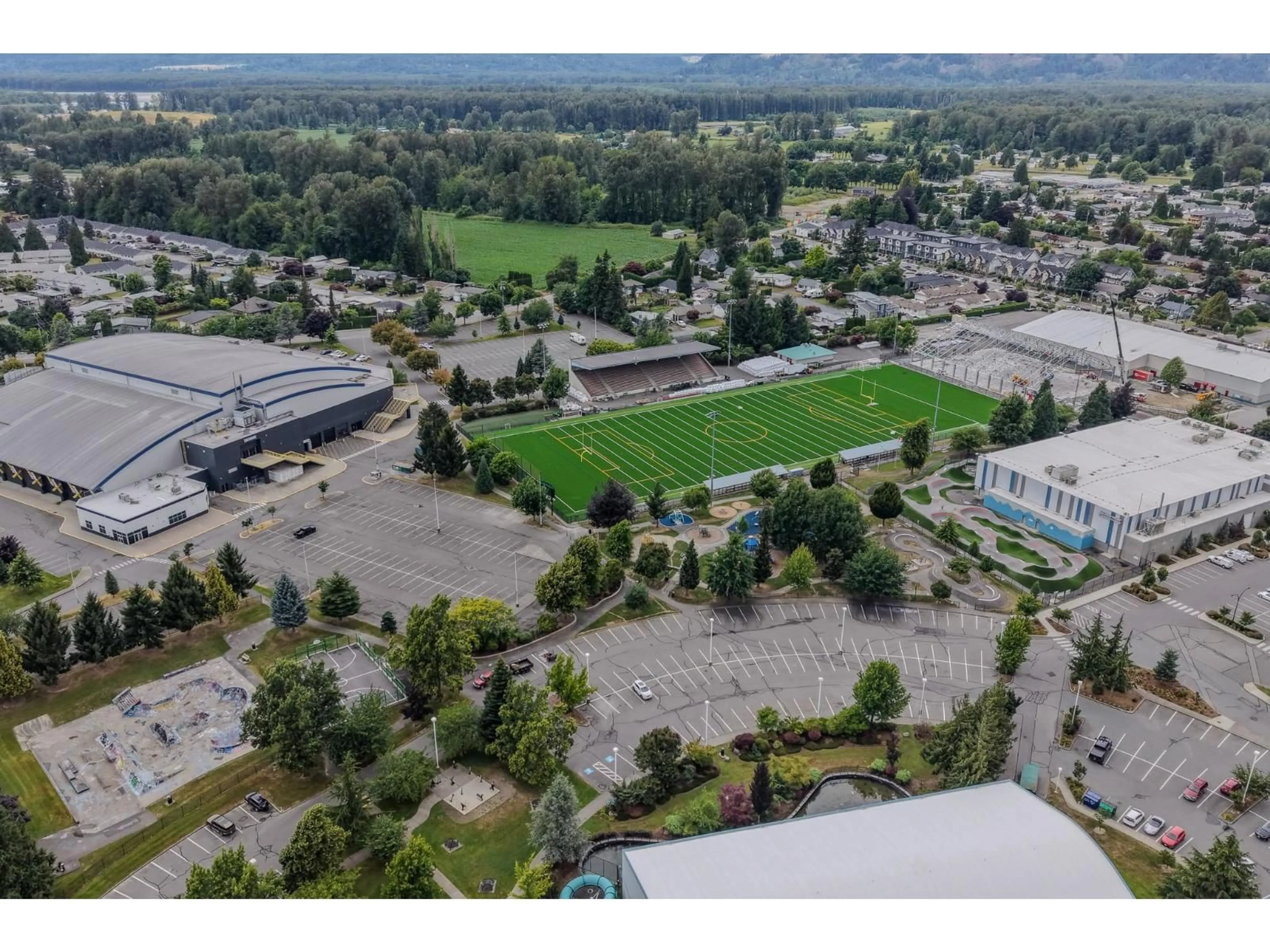 A pic from outside/outdoor area/front of a property/back of a property/a pic from drone, mountain view for 45386 SPADINA AVENUE, Chilliwack British Columbia V2P1V4