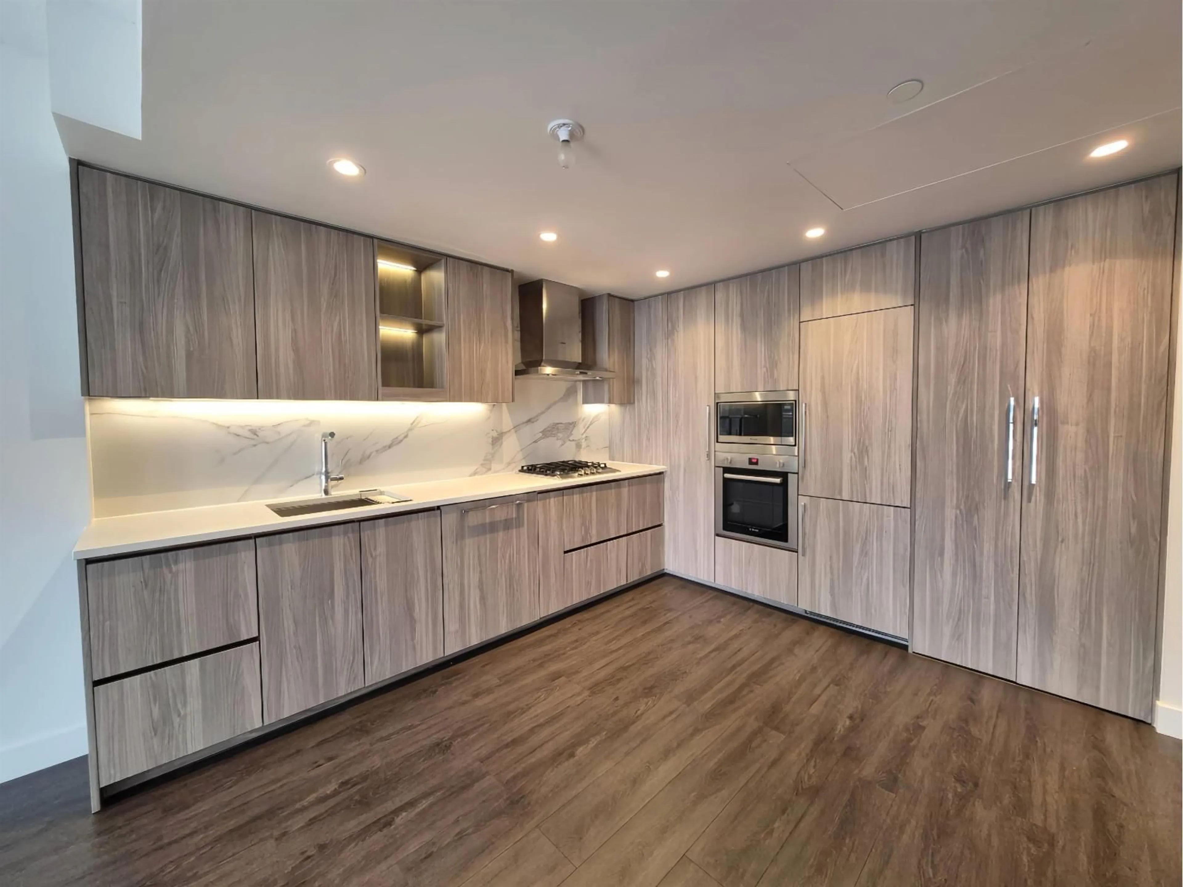 Open concept kitchen, wood/laminate floor for 911 - 9887 WHALLEY BOULEVARD, Surrey British Columbia V3T0P4