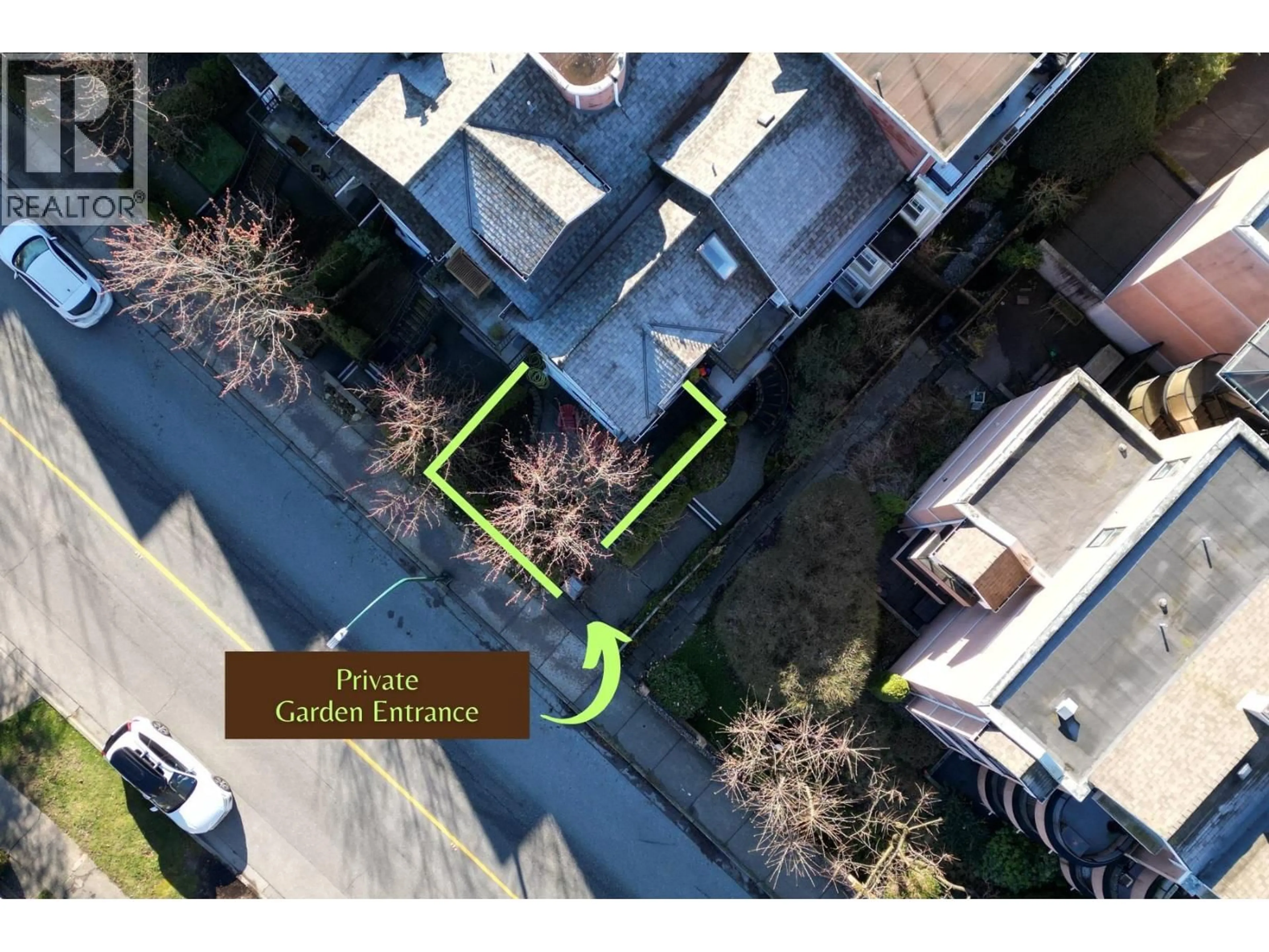 A pic from outside/outdoor area/front of a property/back of a property/a pic from drone, street for 978 16TH AVENUE, Vancouver British Columbia V5Z1T2