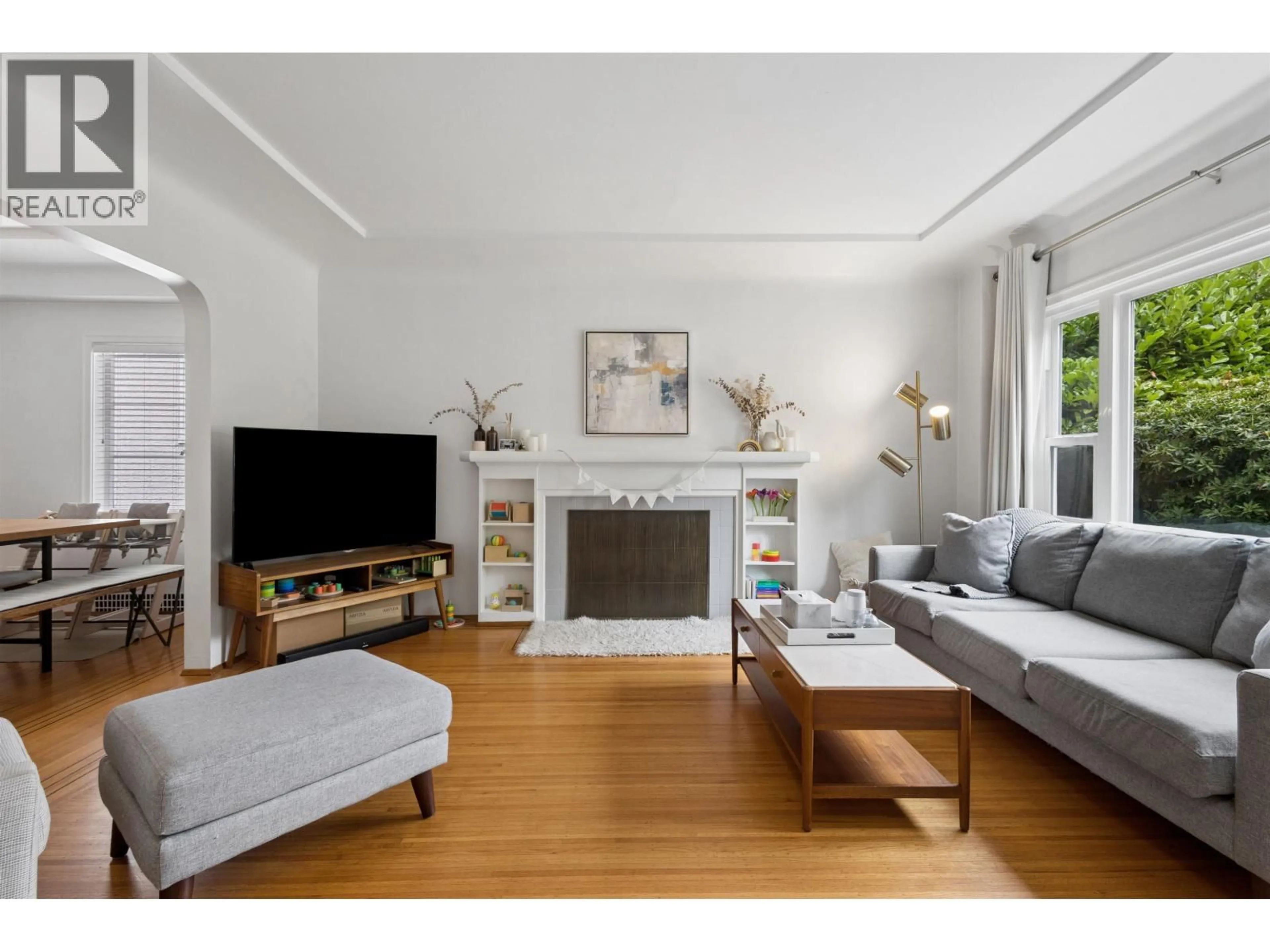 Living room with furniture, wood/laminate floor for 2966 33RD AVENUE, Vancouver British Columbia V6N2G5