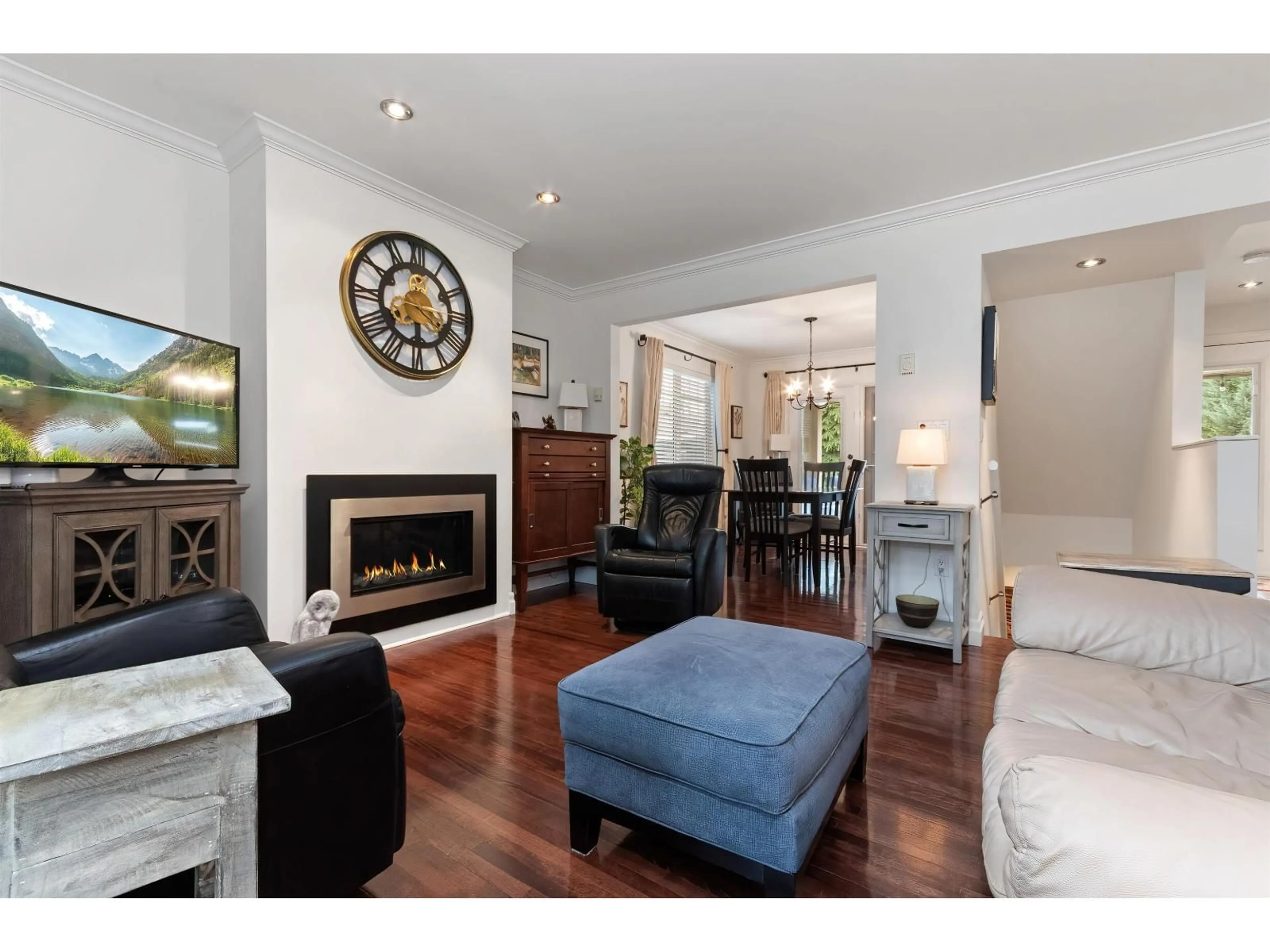 Living room with furniture, wood/laminate floor for 5949 SAPPERS WAY, Chilliwack British Columbia V2R0H1