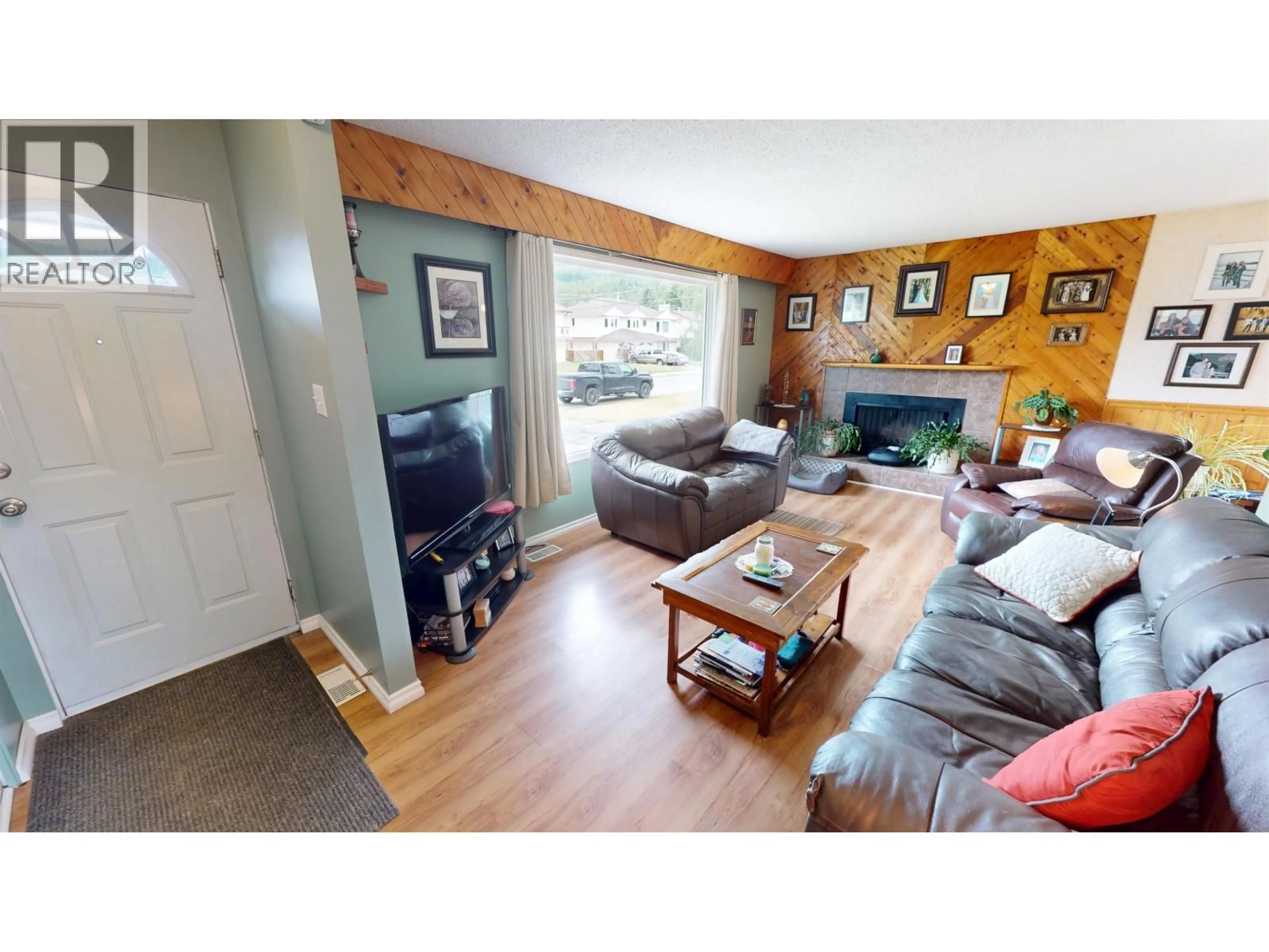 Living room with furniture, wood/laminate floor for 465 ROBERTSON AVENUE, Quesnel British Columbia V2J3L3