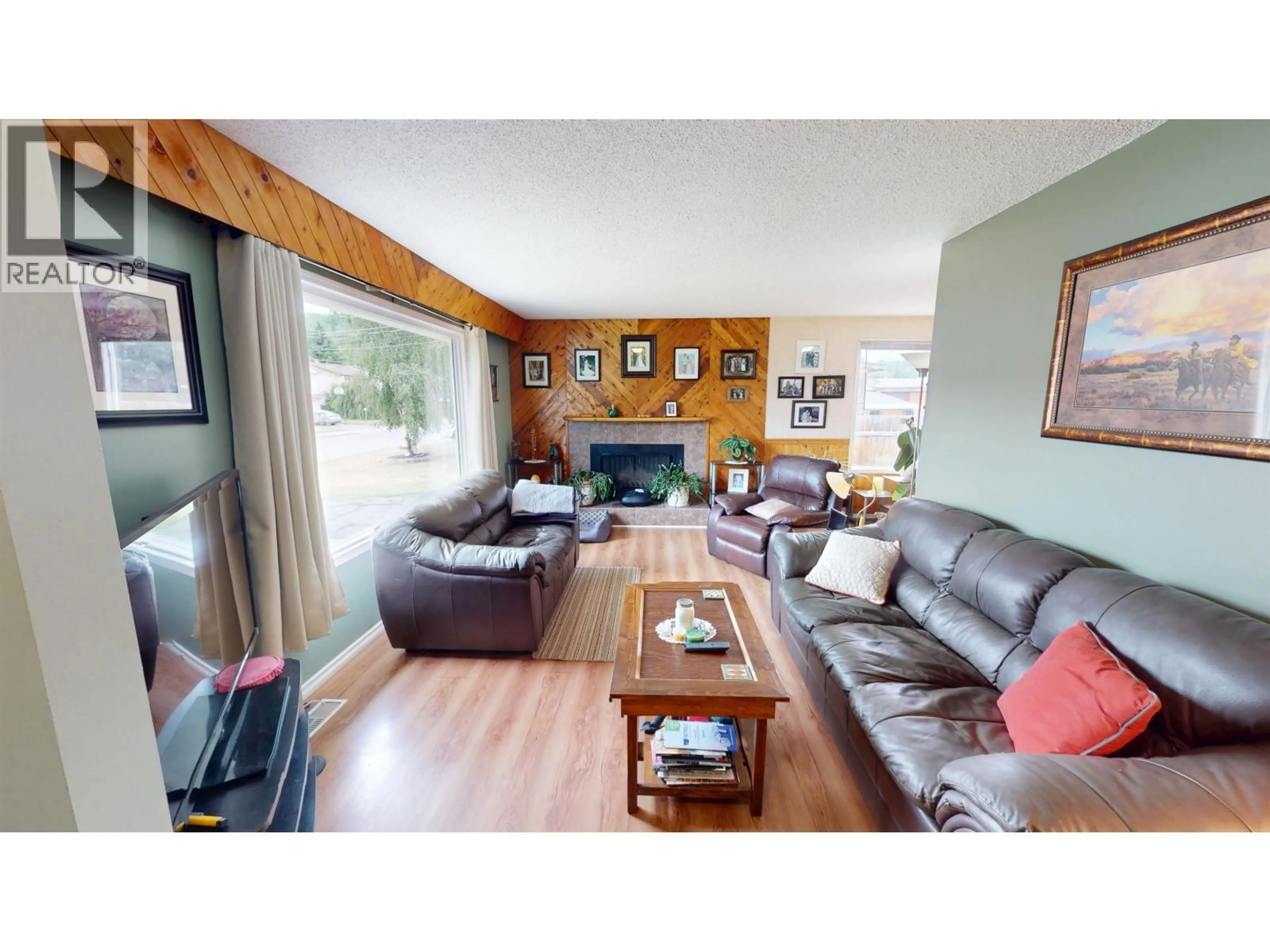 Living room with furniture, wood/laminate floor for 465 ROBERTSON AVENUE, Quesnel British Columbia V2J3L3
