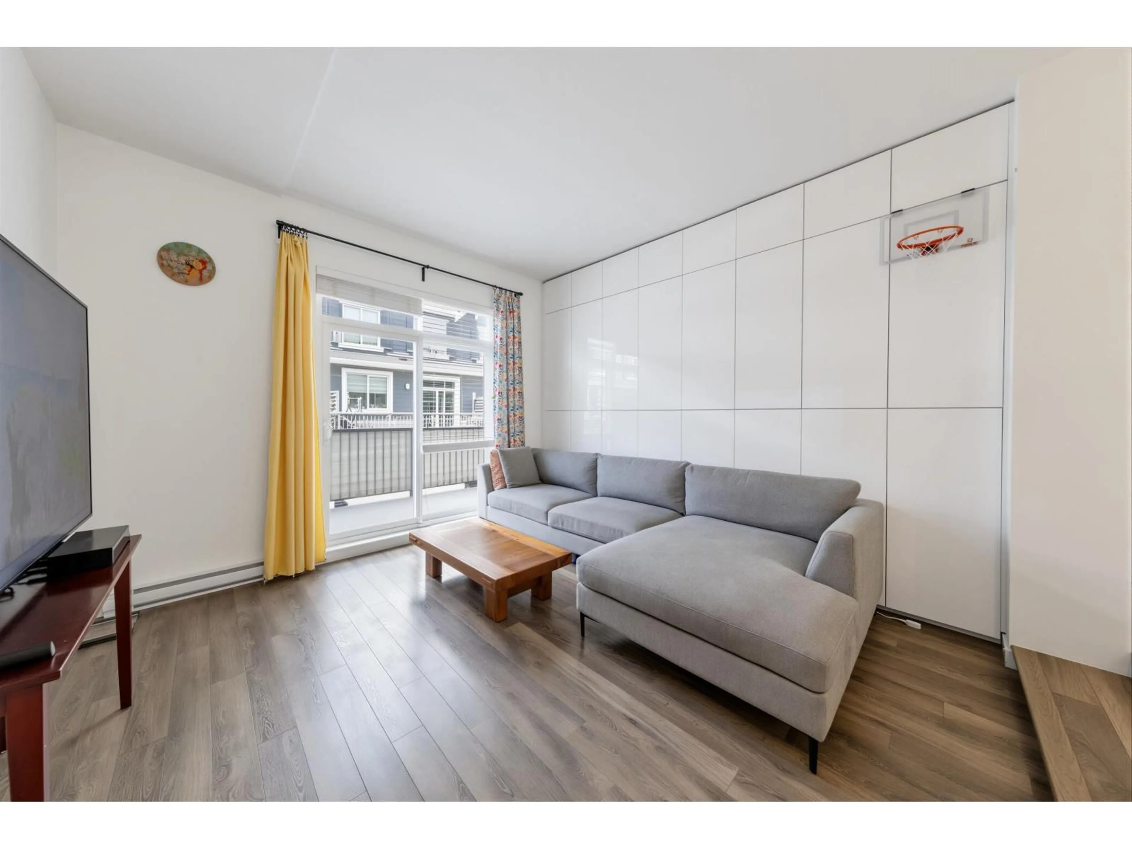 Living room with furniture, wood/laminate floor for 5 - 16357 15 AVENUE, Surrey British Columbia V4A0C2