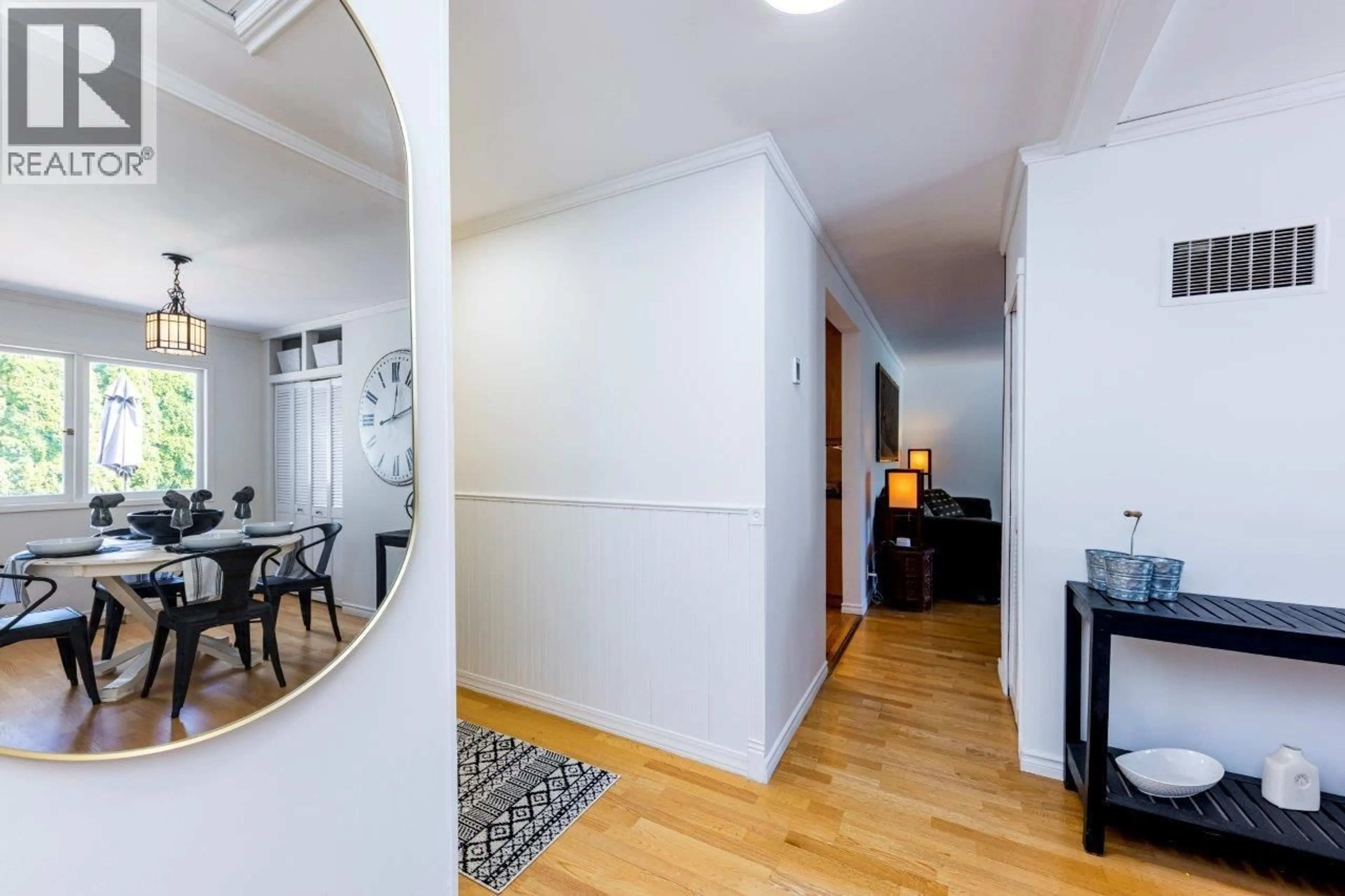 Indoor foyer for 1140 PINEWOOD CRESCENT, North Vancouver British Columbia V7P1E8