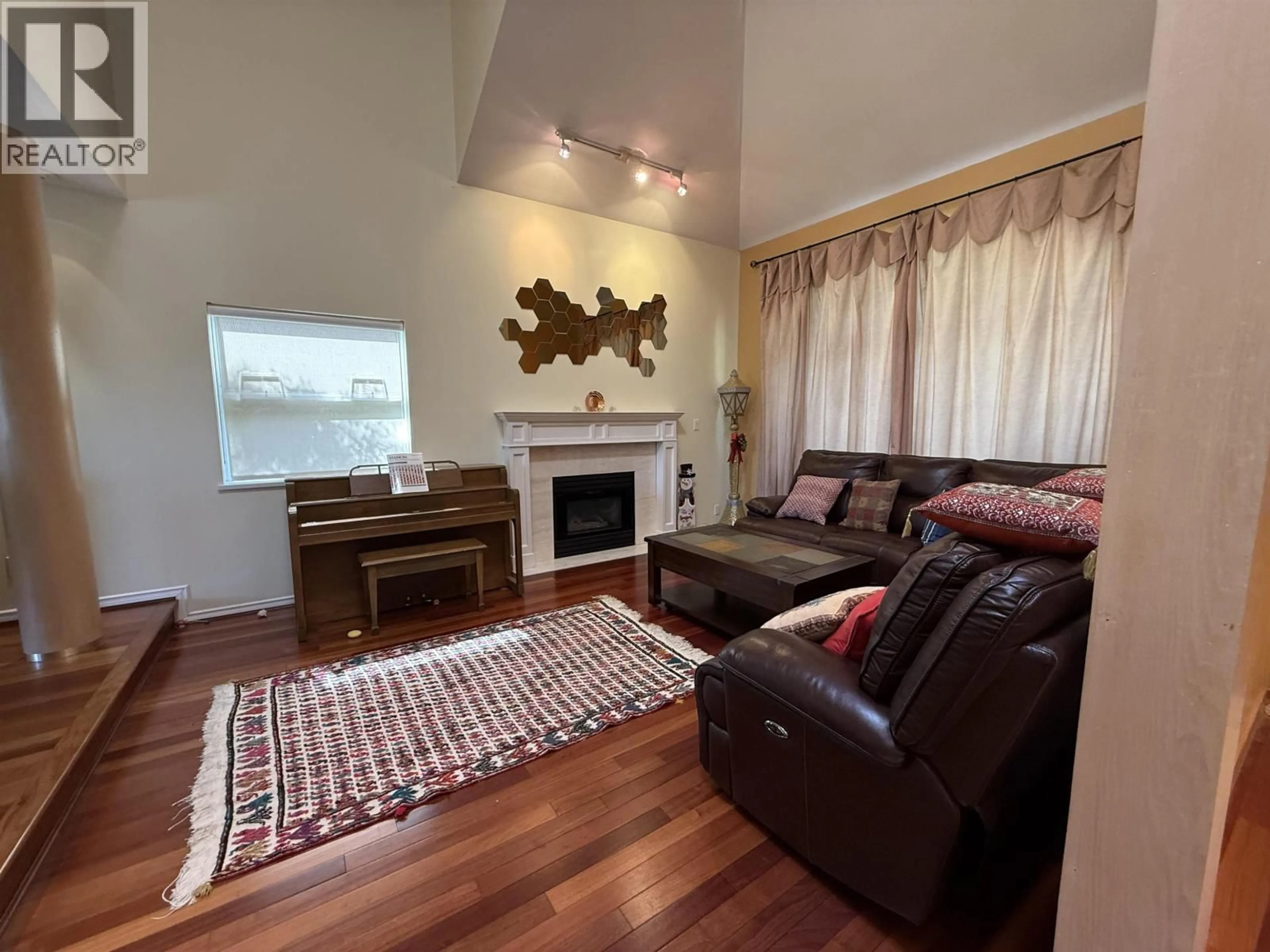 Living room with furniture, wood/laminate floor for 3938 BRAEMAR PLACE, North Vancouver British Columbia V7N4M8