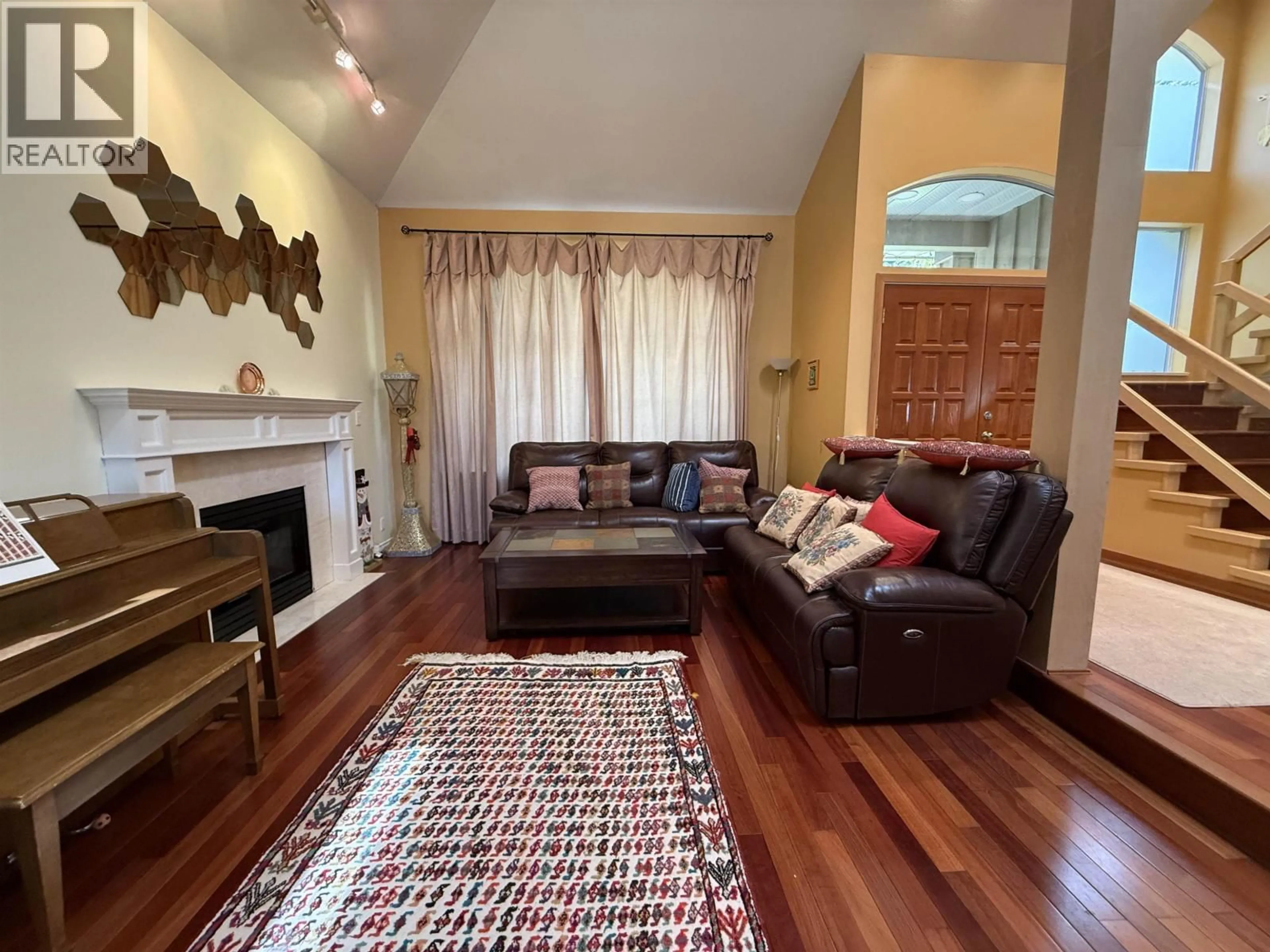 Living room with furniture, wood/laminate floor for 3938 BRAEMAR PLACE, North Vancouver British Columbia V7N4M8