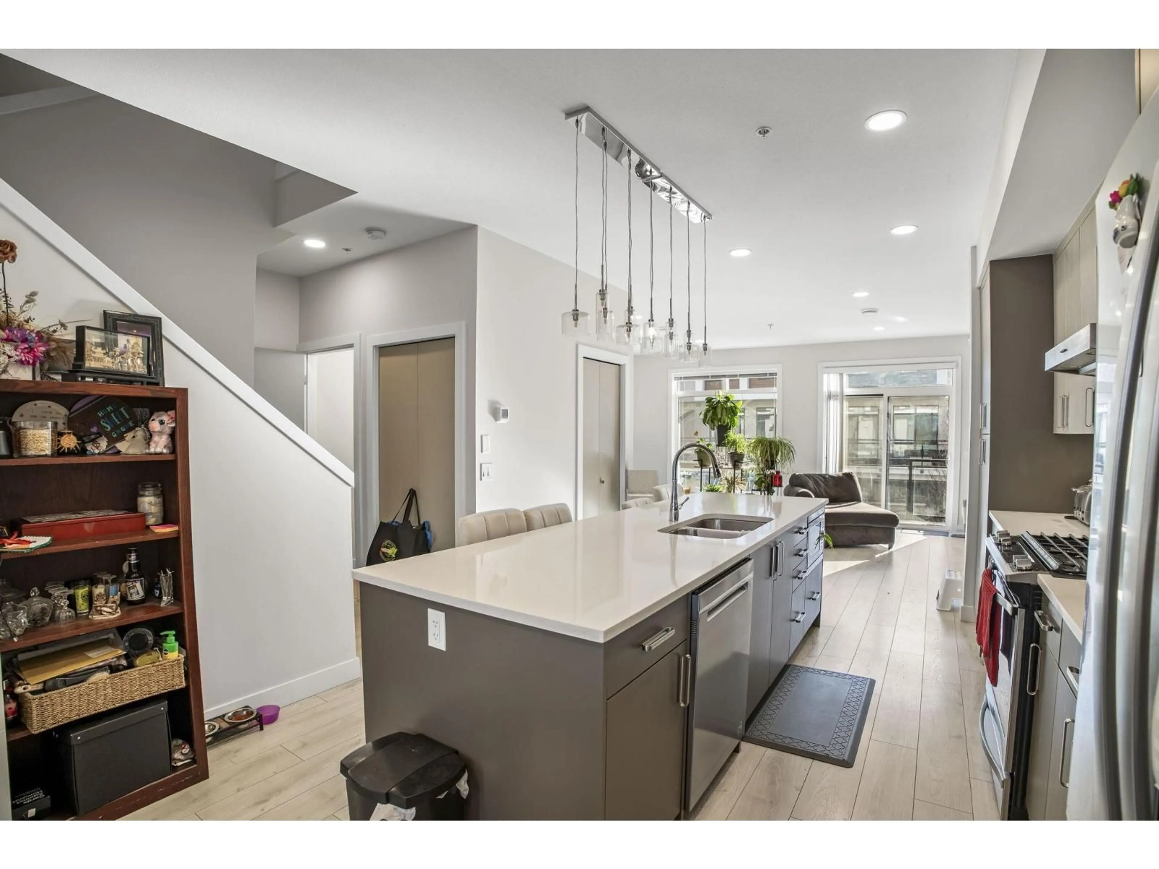 Open concept kitchen, ceramic/tile floor for 131 - 46150 THOMAS ROAD, Chilliwack British Columbia V2R6B3
