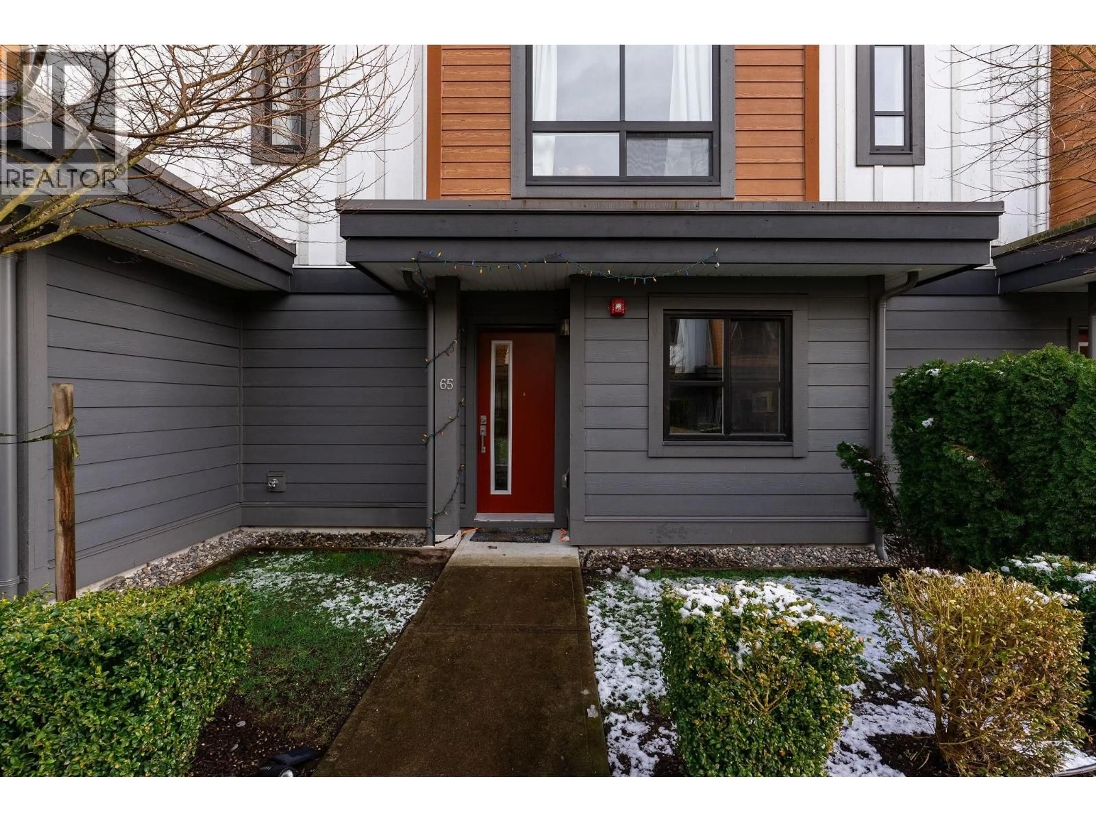 Indoor entryway for 65 - 39769 GOVERNMENT ROAD, Squamish British Columbia V8B0Z1