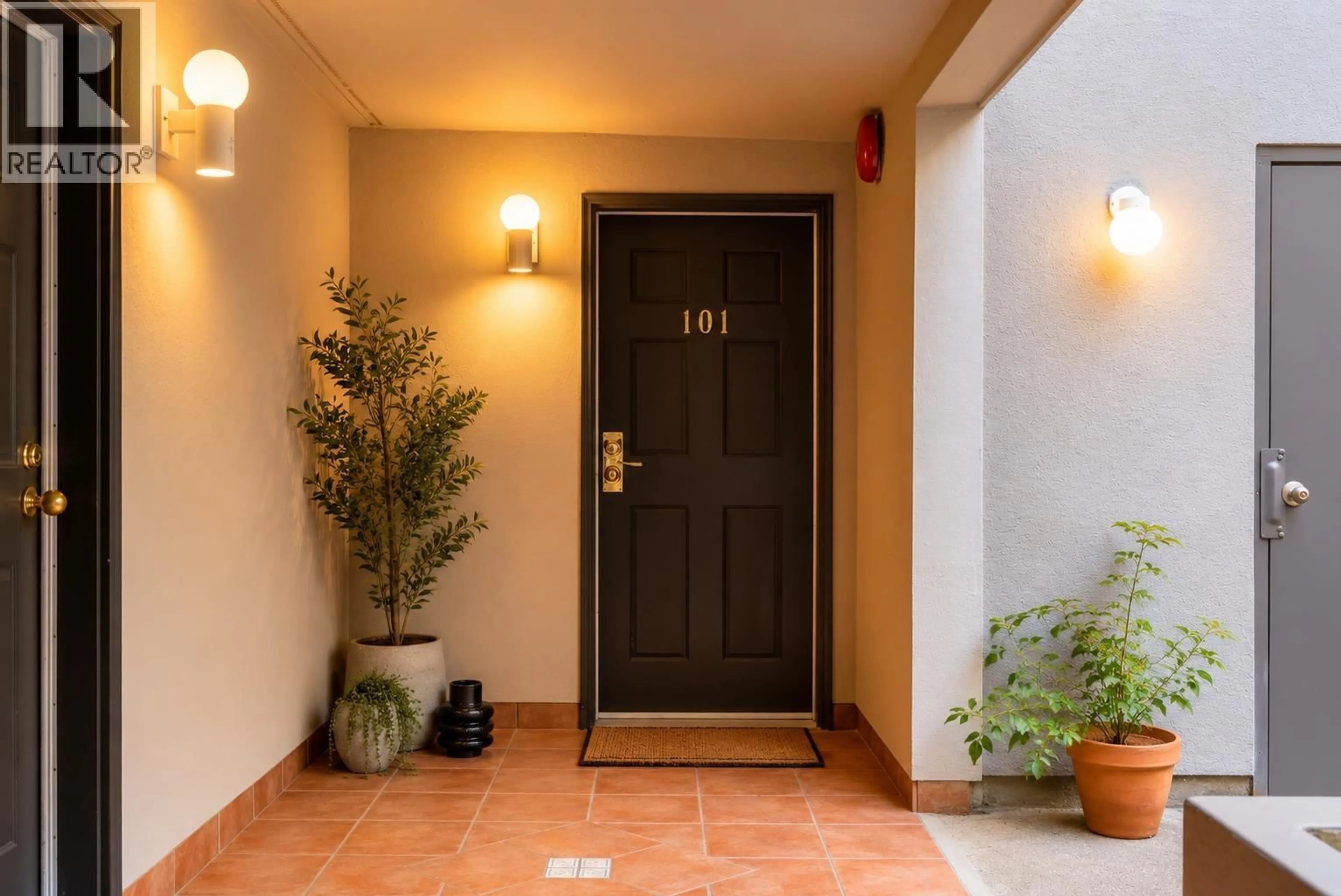 Indoor foyer for 101 - 2412 ALDER STREET, Vancouver British Columbia V6H3Z4