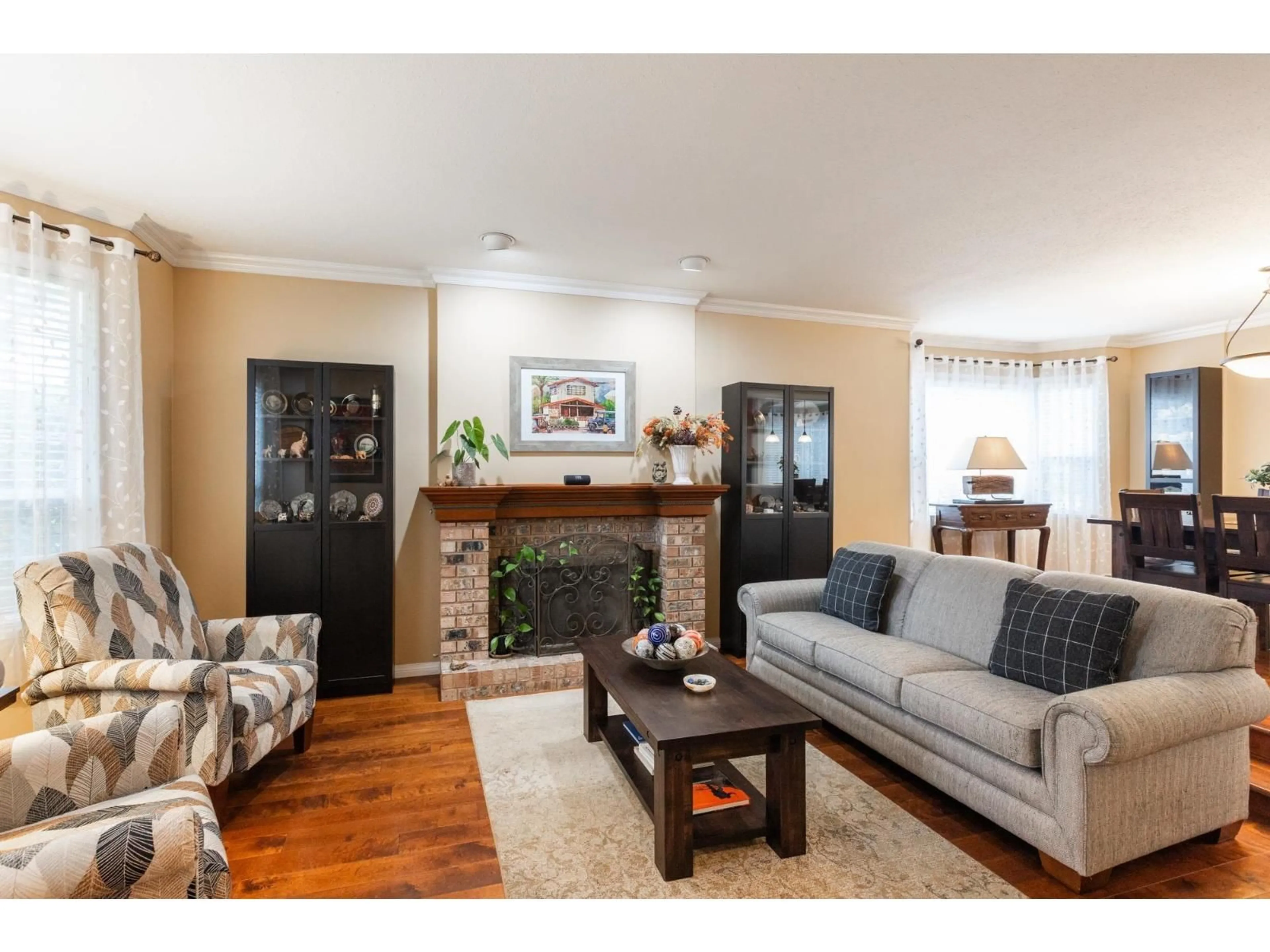 Living room with furniture, wood/laminate floor for 10779 FRASERGLEN DRIVE, Surrey British Columbia V4N1W6