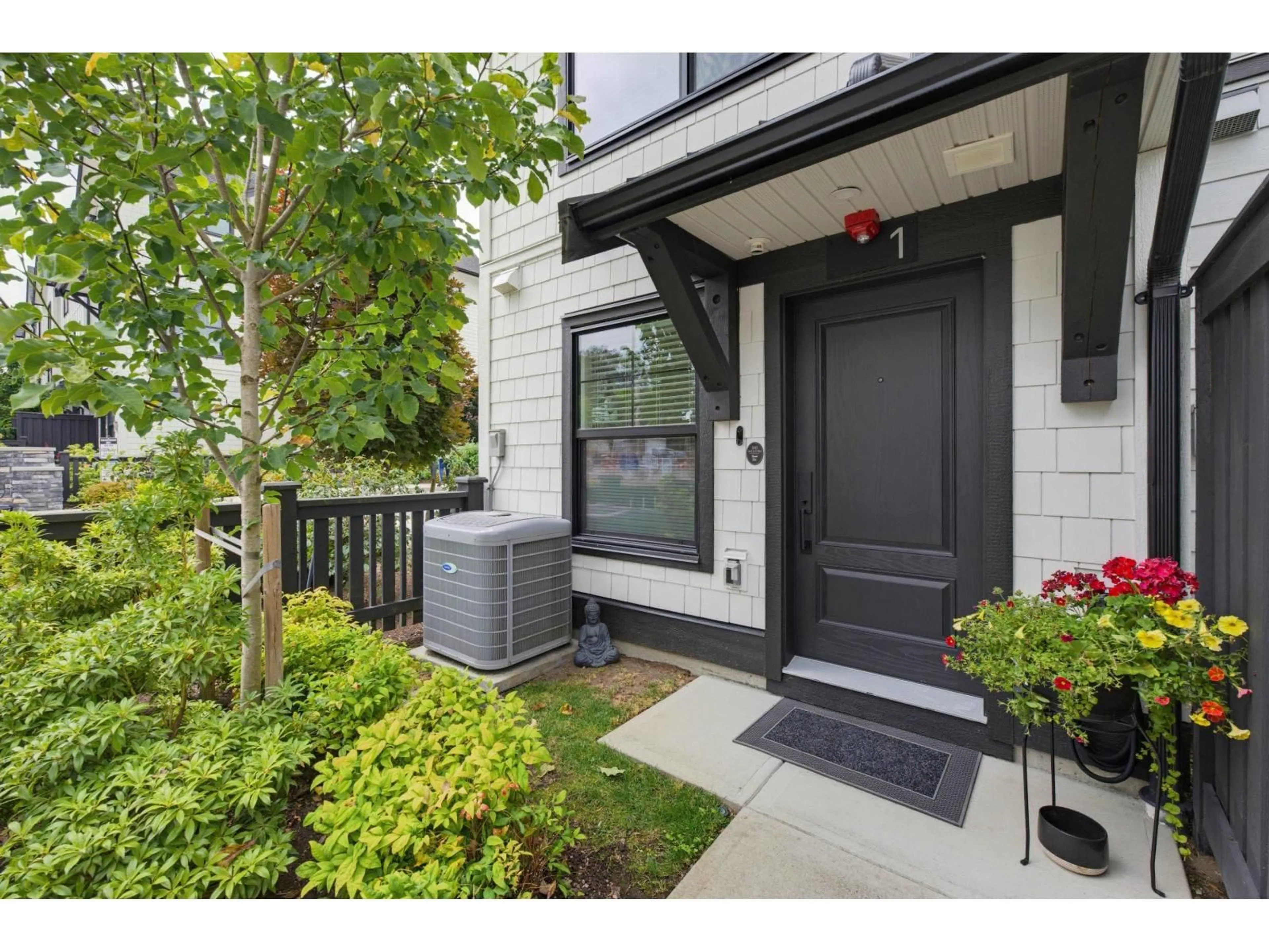 Indoor entryway for 1 - 7967 197 STREET, Langley British Columbia V2Y3P1
