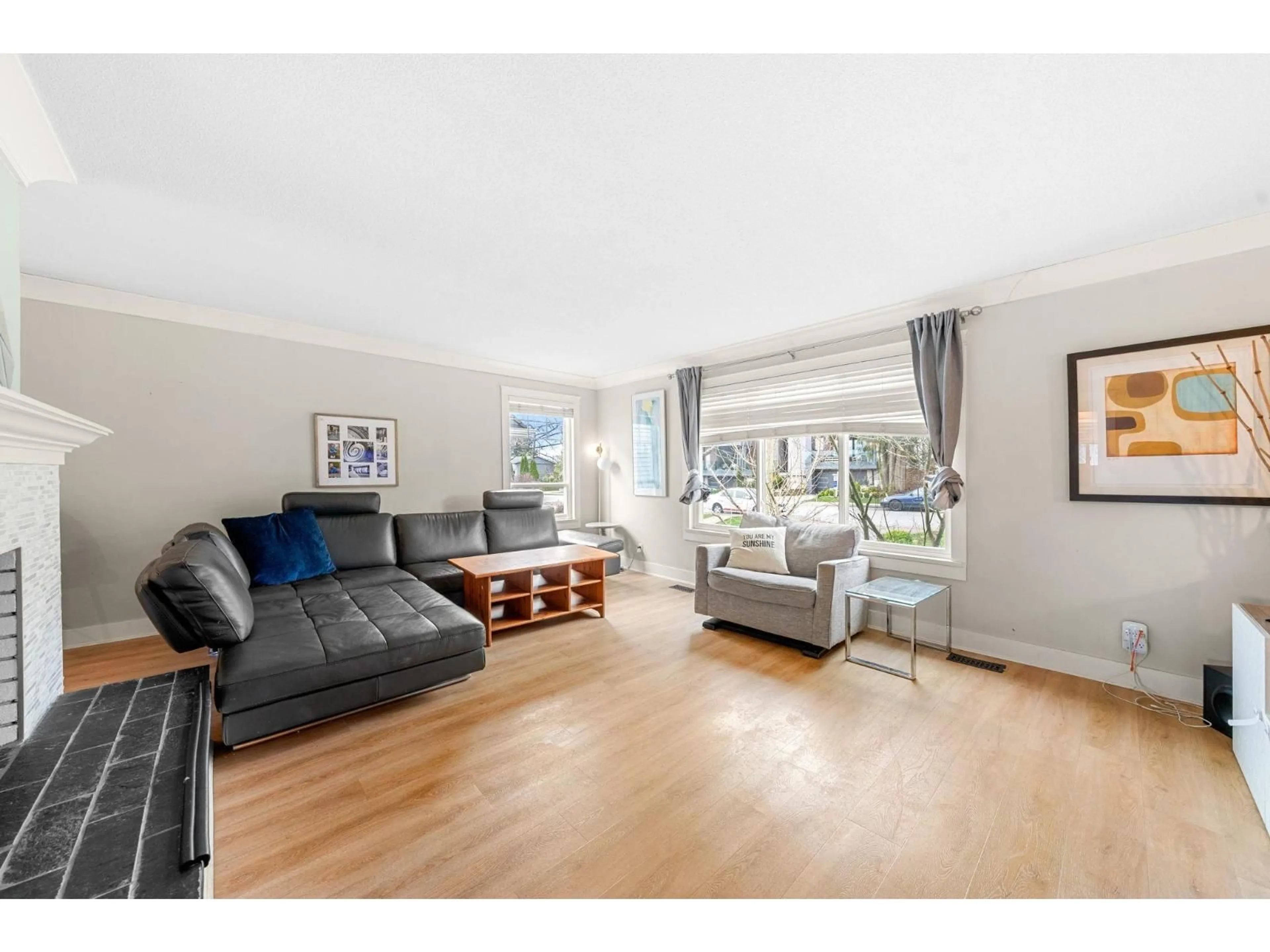 Living room with furniture, wood/laminate floor for 1276 KENT STREET, White Rock British Columbia V4B4T5