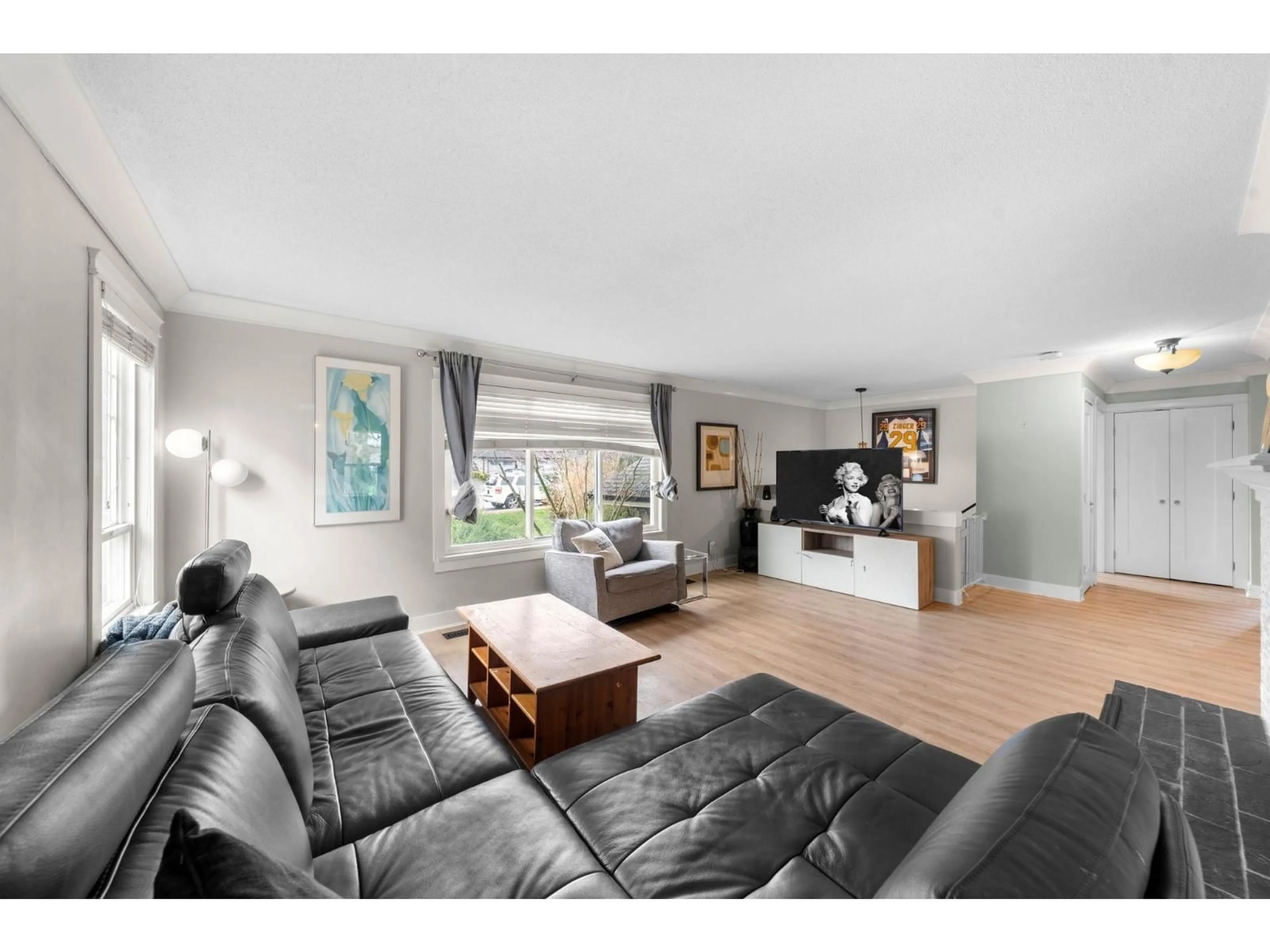 Living room with furniture, wood/laminate floor for 1276 KENT STREET, White Rock British Columbia V4B4T5