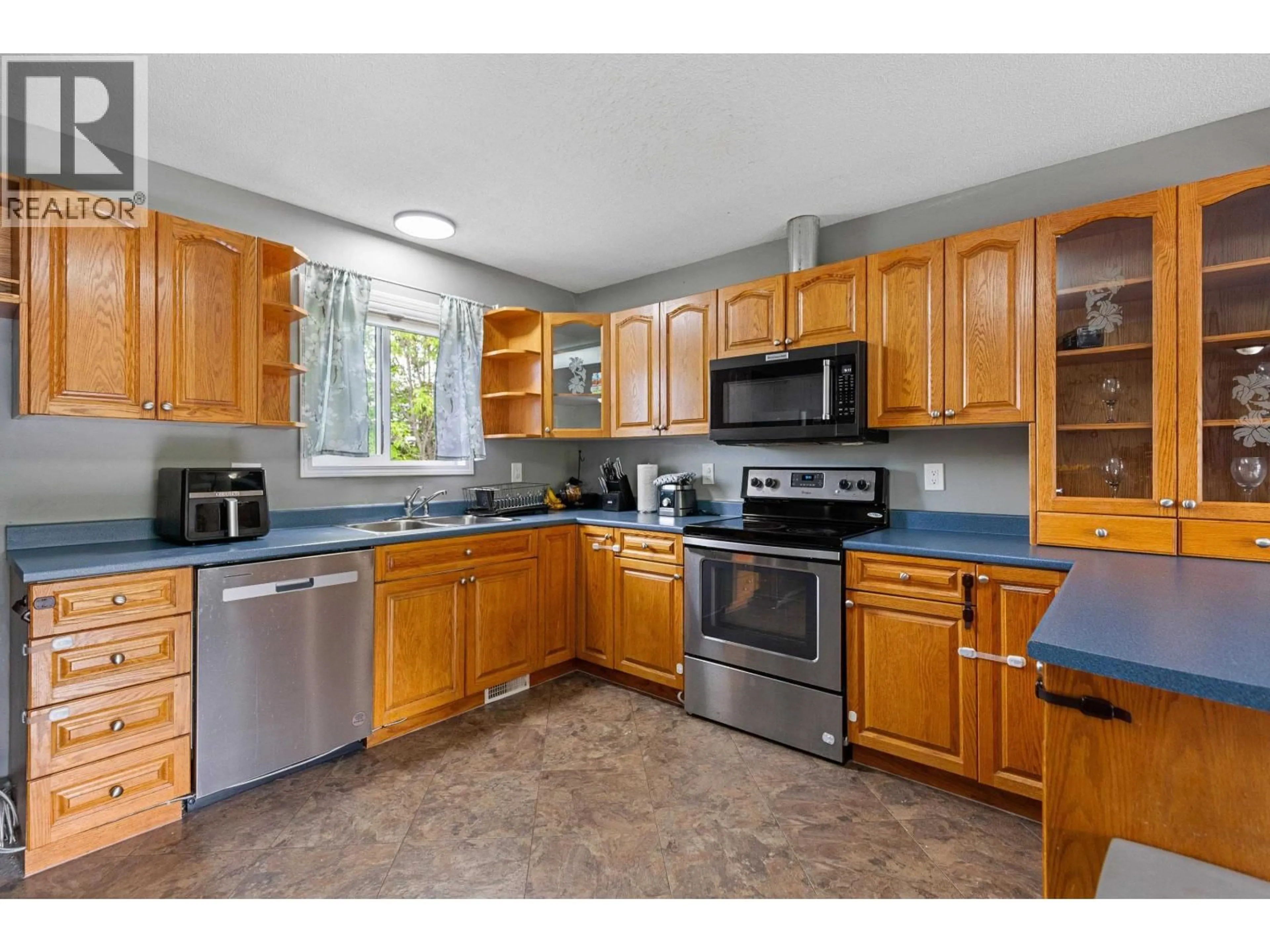 Standard kitchen, unknown for 554 BURDEN STREET, Prince George British Columbia V2M2H5