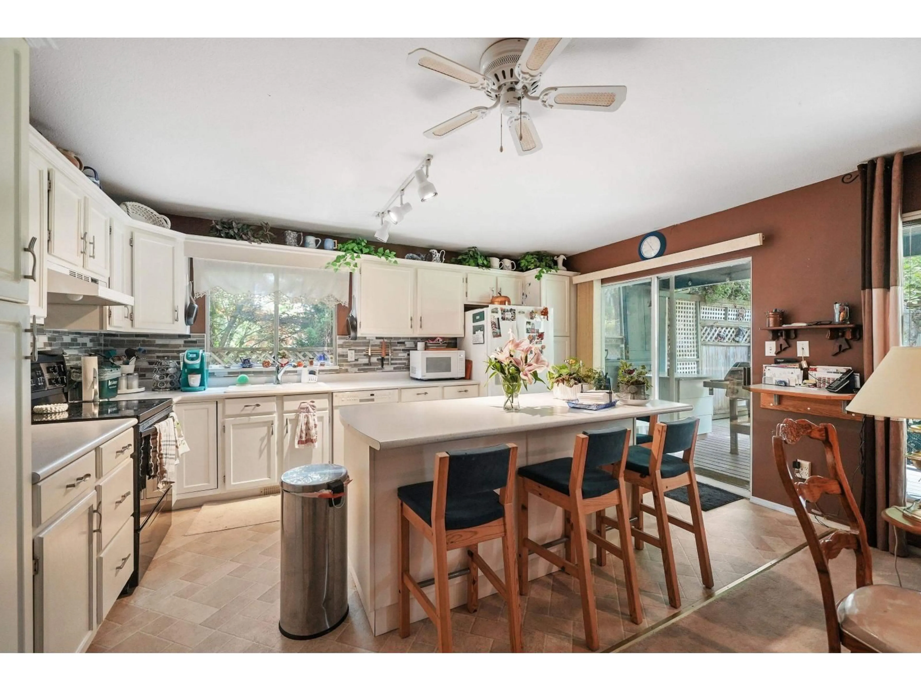 Open concept kitchen, ceramic/tile floor for 6027 192 STREET, Surrey British Columbia V3S4N9