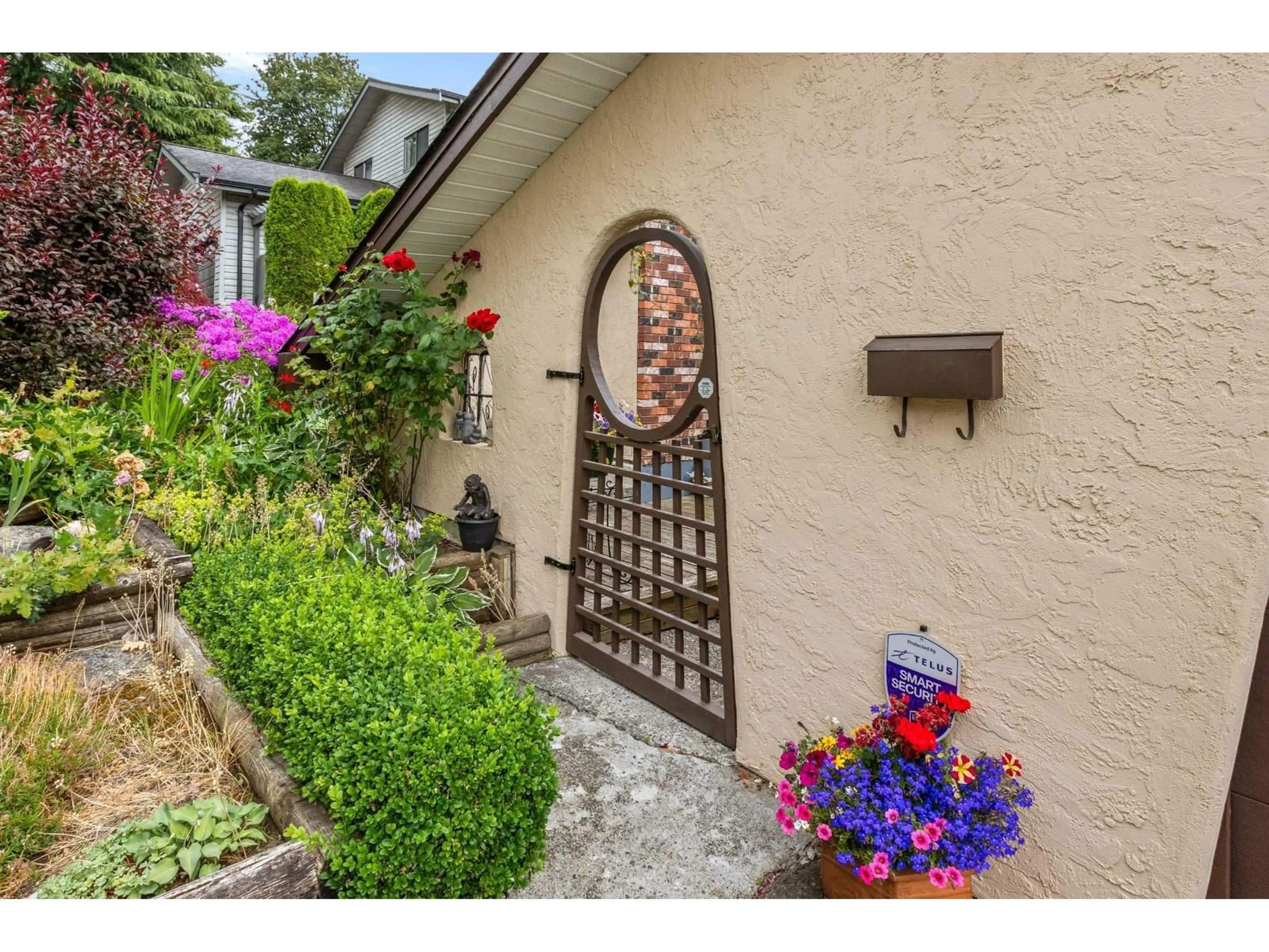 Indoor entryway for 18102 58 AVENUE, Surrey British Columbia V3S1M1