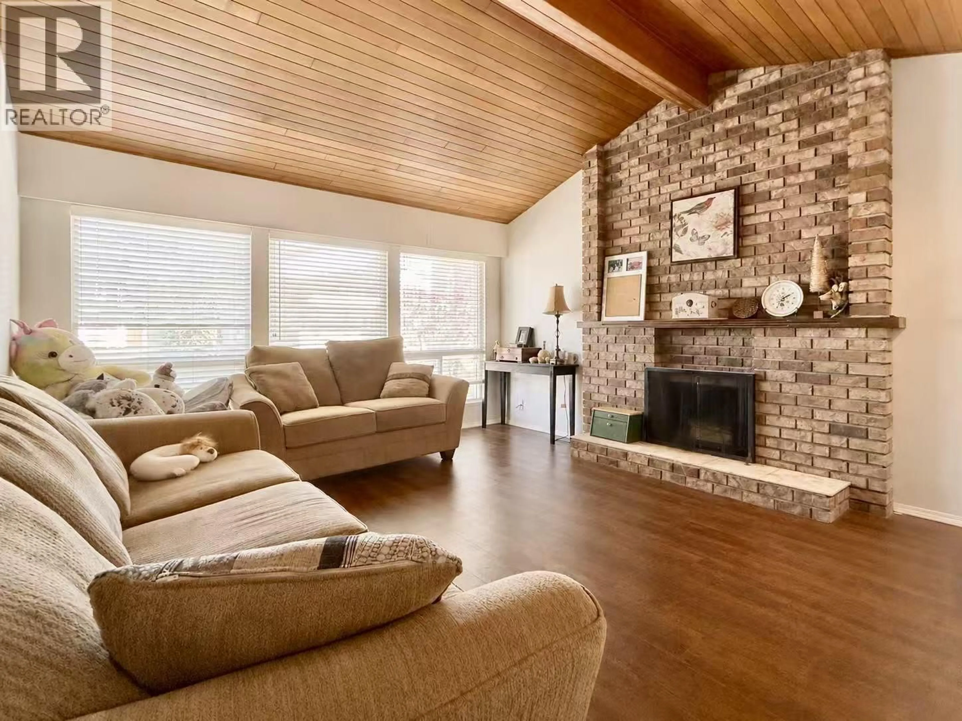 Living room with furniture, wood/laminate floor for 5146 HOLLYWOOD DRIVE, Richmond British Columbia V7E4V4