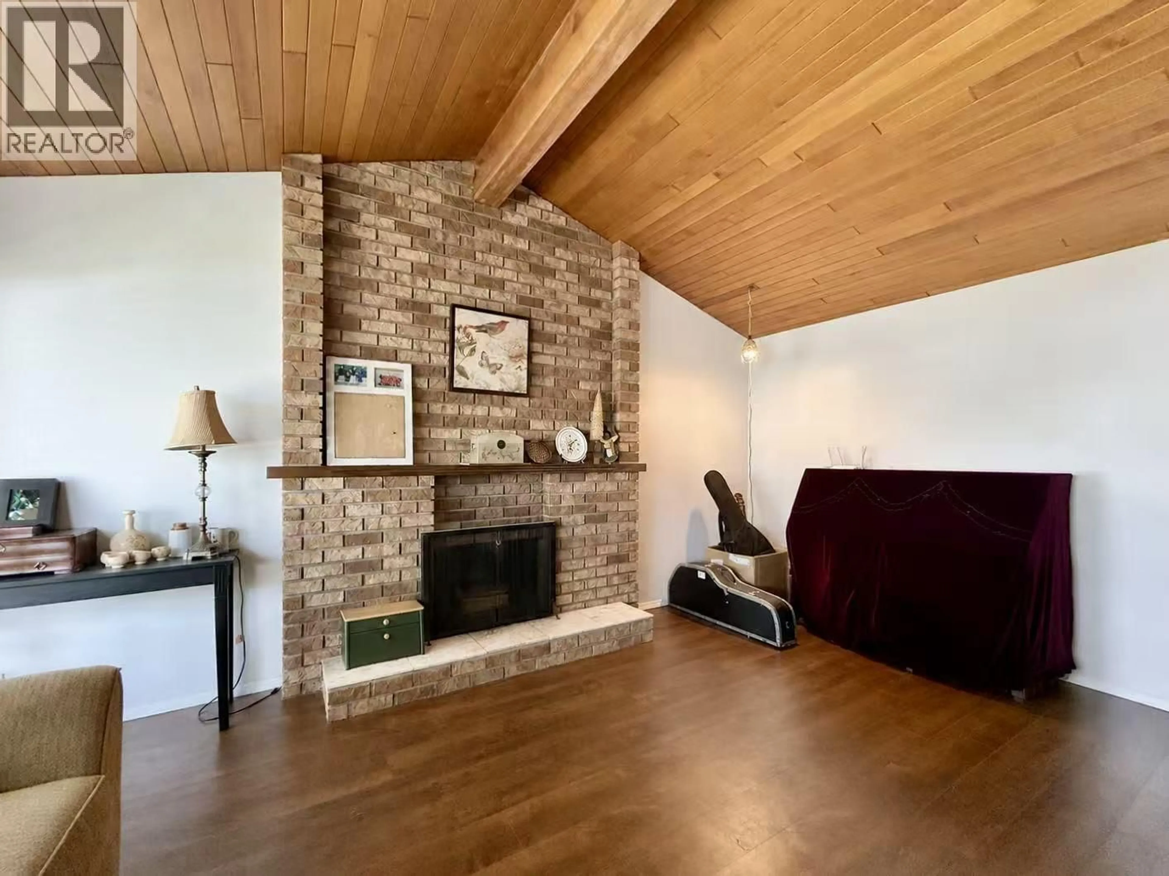 Living room with furniture, wood/laminate floor for 5146 HOLLYWOOD DRIVE, Richmond British Columbia V7E4V4