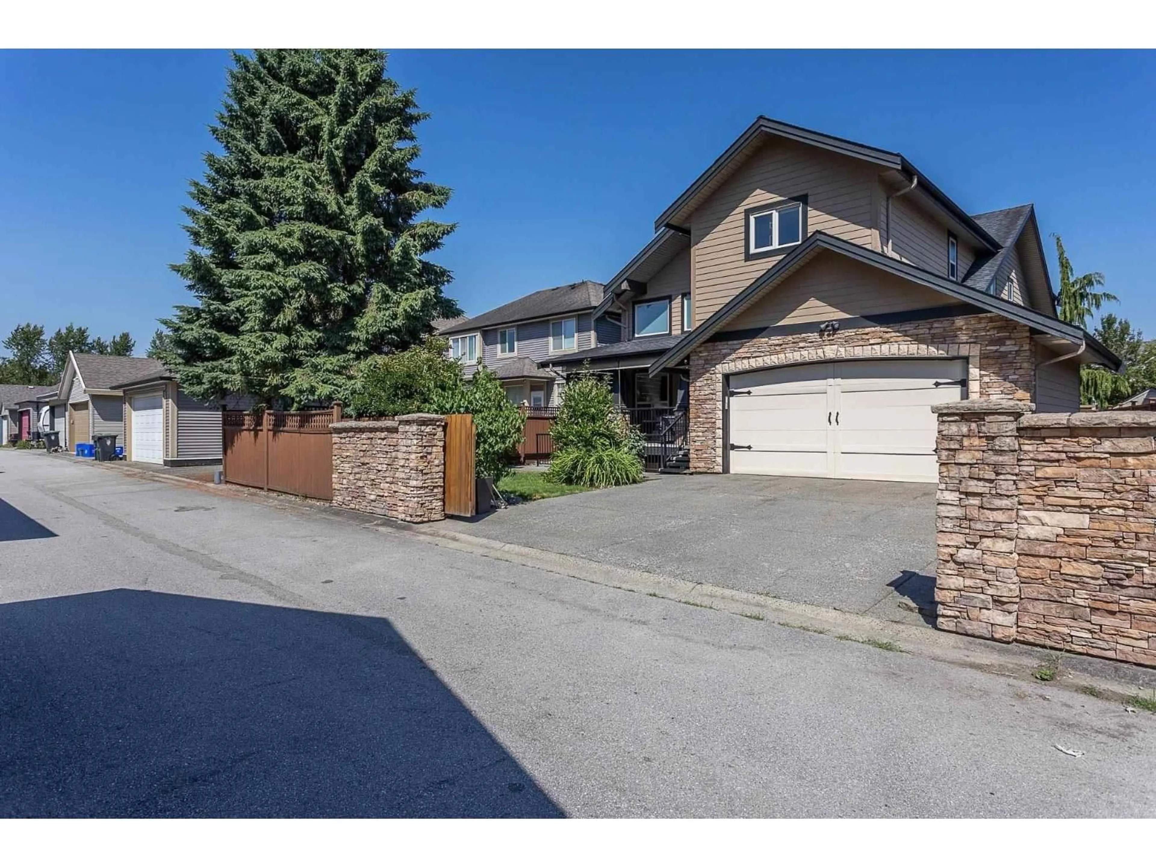 A pic from outside/outdoor area/front of a property/back of a property/a pic from drone, street for 7257 197B STREET, Langley British Columbia V2Y3H7