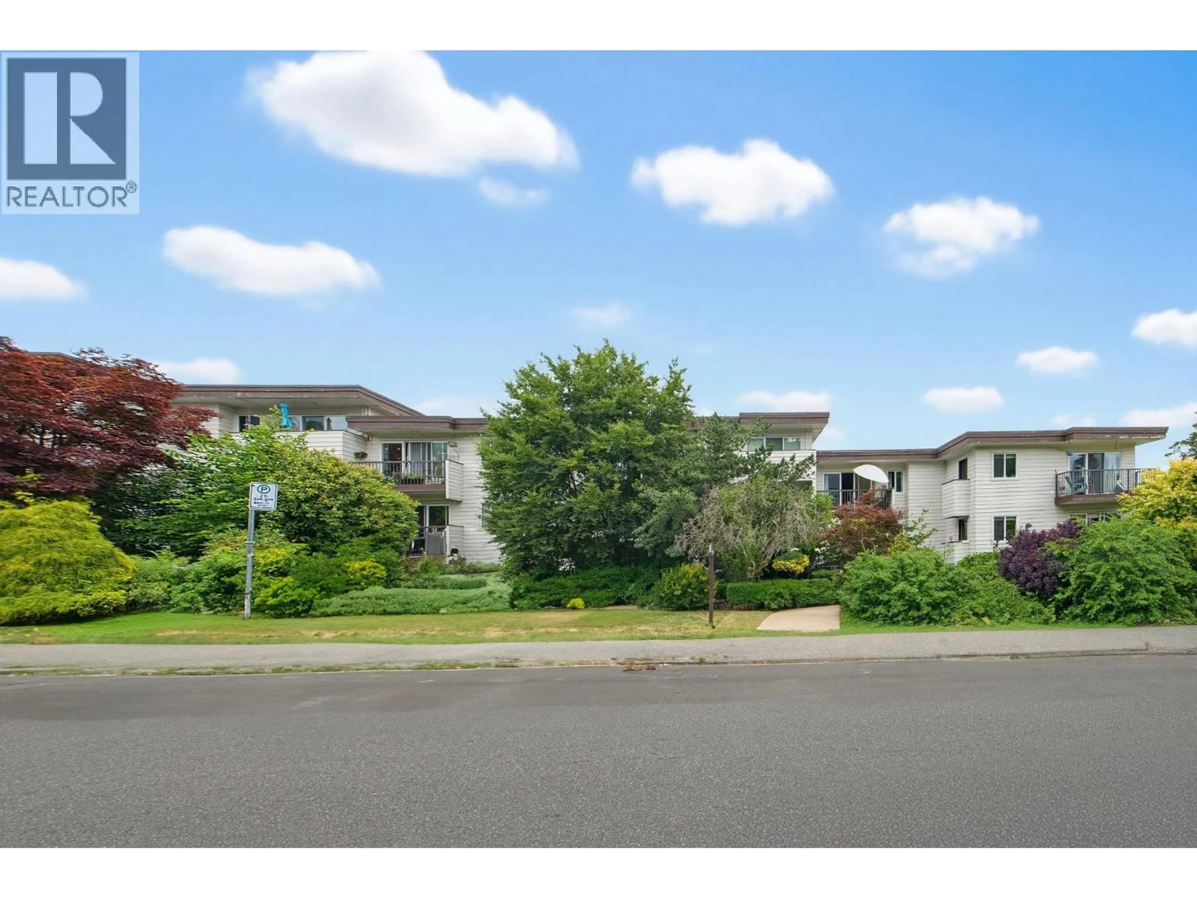 A pic from outside/outdoor area/front of a property/back of a property/a pic from drone, street for 301 - 2125 2ND AVENUE, Vancouver British Columbia V6K1H7