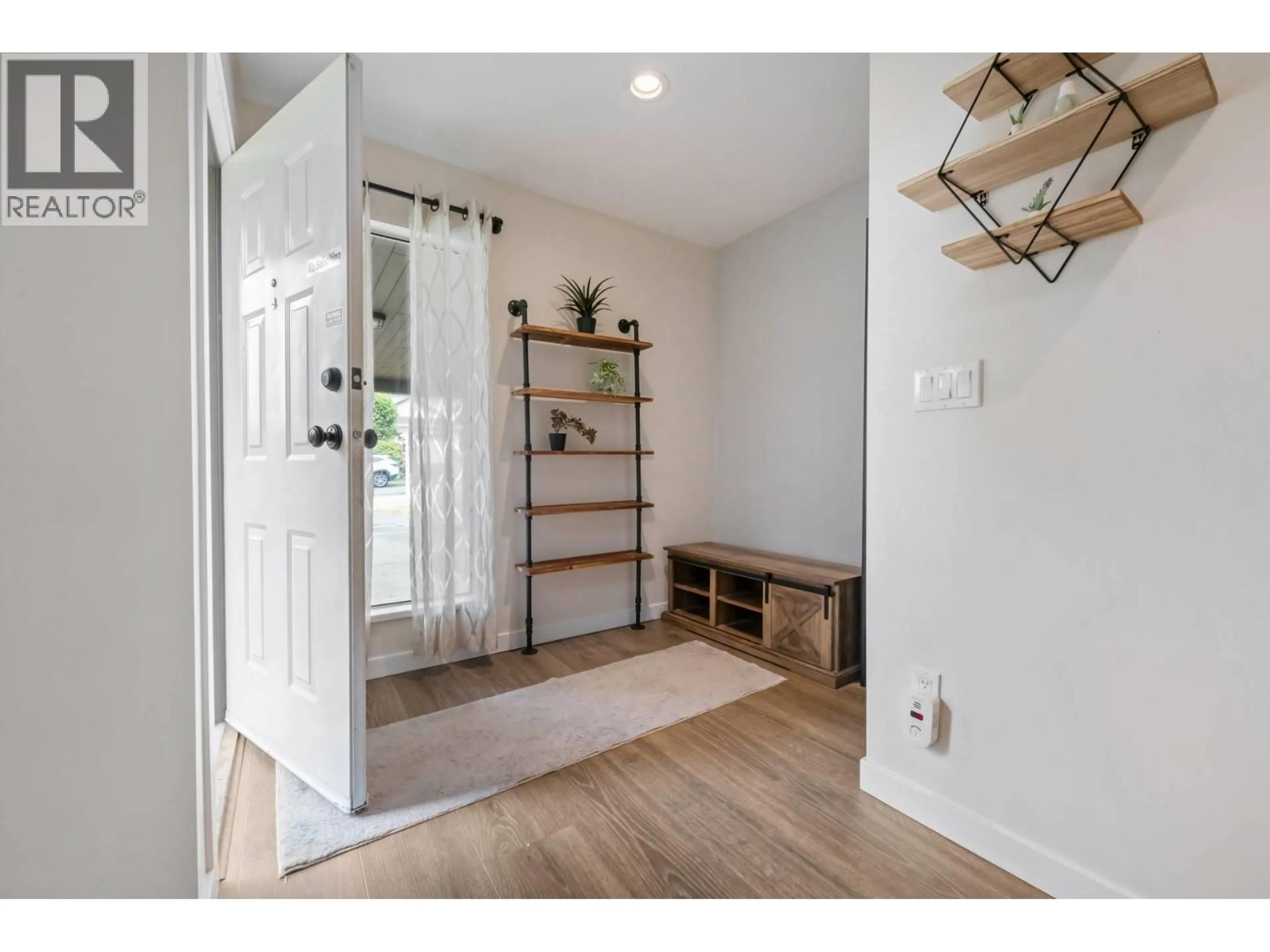 Indoor entryway for 19020 MITCHELL ROAD, Pitt Meadows British Columbia V3Y1X9
