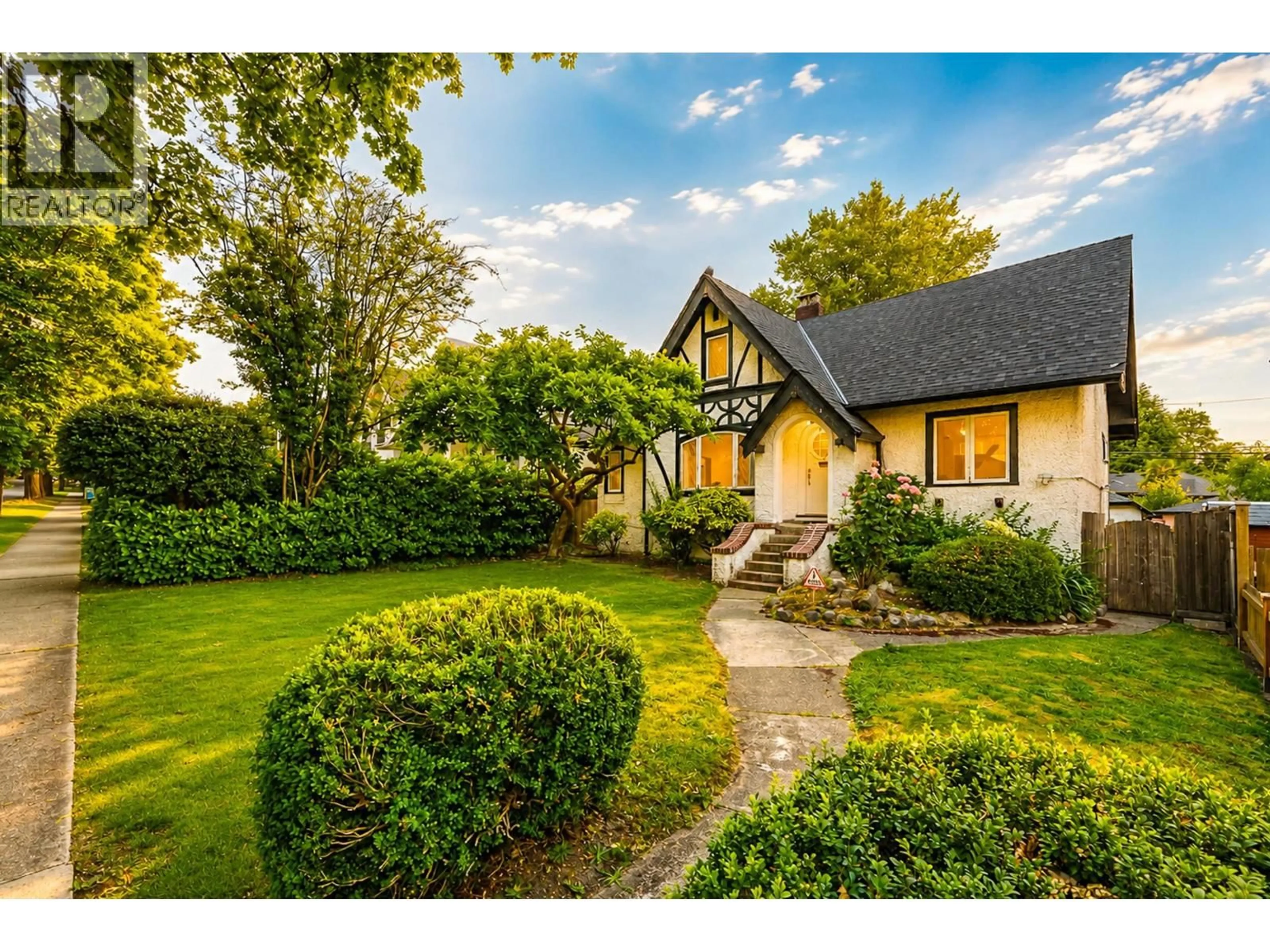 A pic from outside/outdoor area/front of a property/back of a property/a pic from drone, street for 1225 26TH AVENUE, Vancouver British Columbia V6H2A8