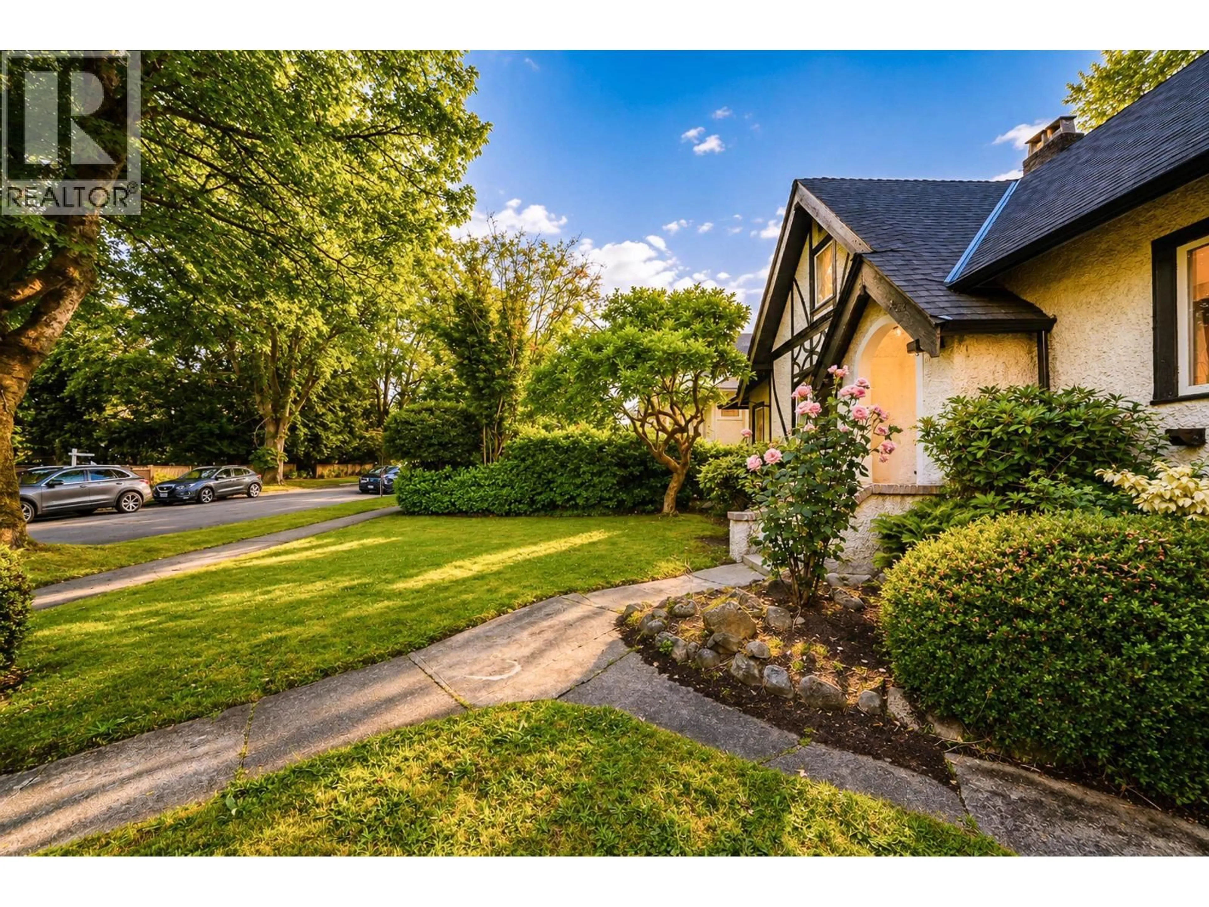 A pic from outside/outdoor area/front of a property/back of a property/a pic from drone, street for 1225 26TH AVENUE, Vancouver British Columbia V6H2A8
