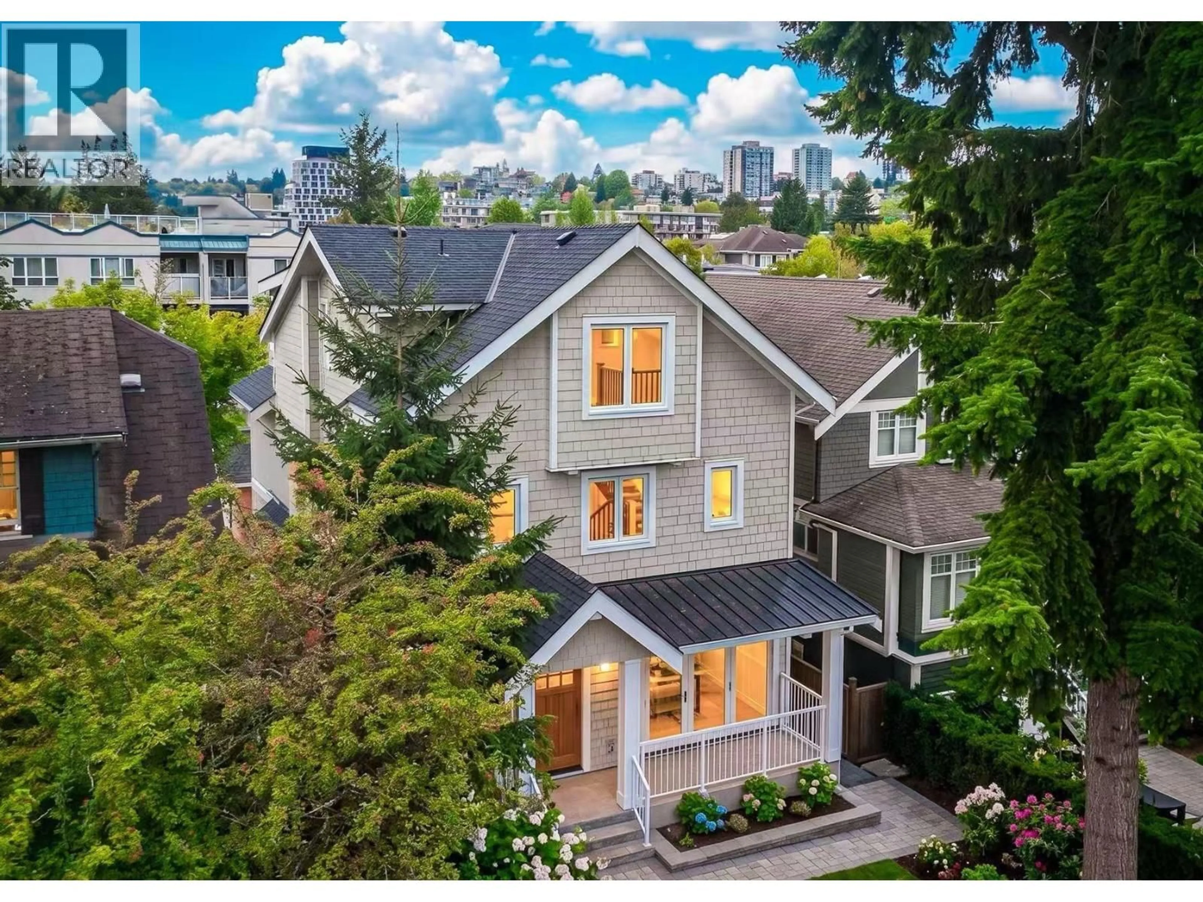 A pic from outside/outdoor area/front of a property/back of a property/a pic from drone, street for 2 - 3638 3RD AVENUE, Vancouver British Columbia V6R1L9