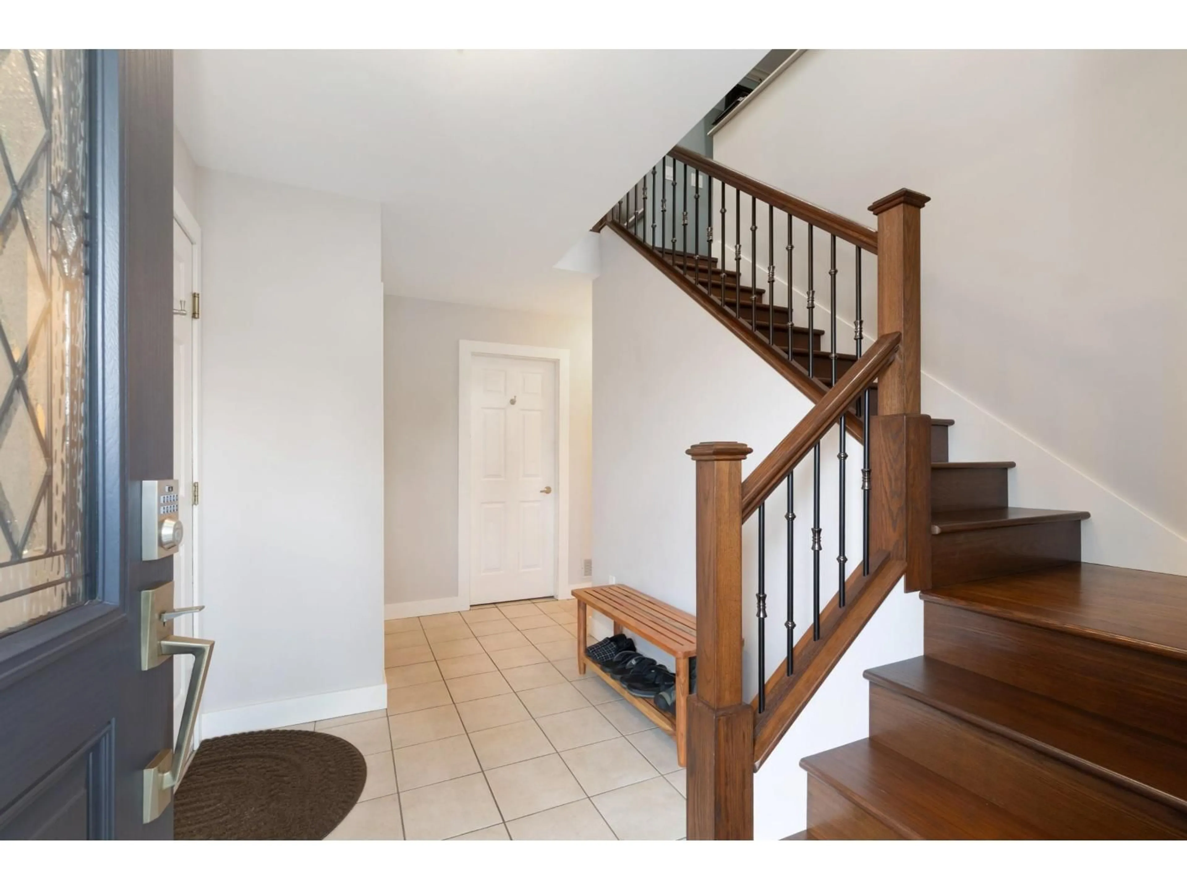 Indoor entryway for 13251 82B AVENUE, Surrey British Columbia V3W0P9