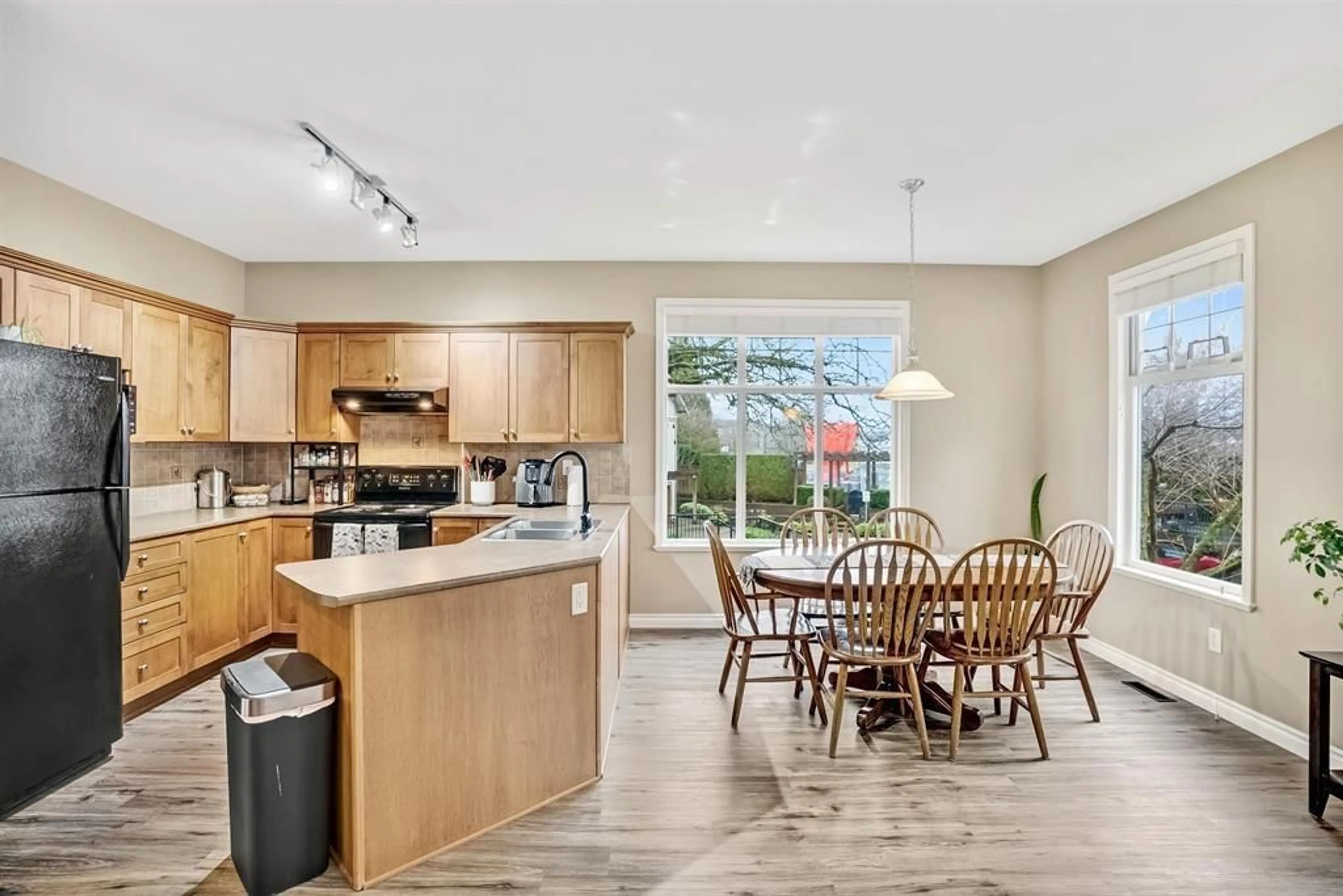 Open concept kitchen, ceramic/tile floor for 5 - 6588 188 STREET, Surrey British Columbia V3S1Z6