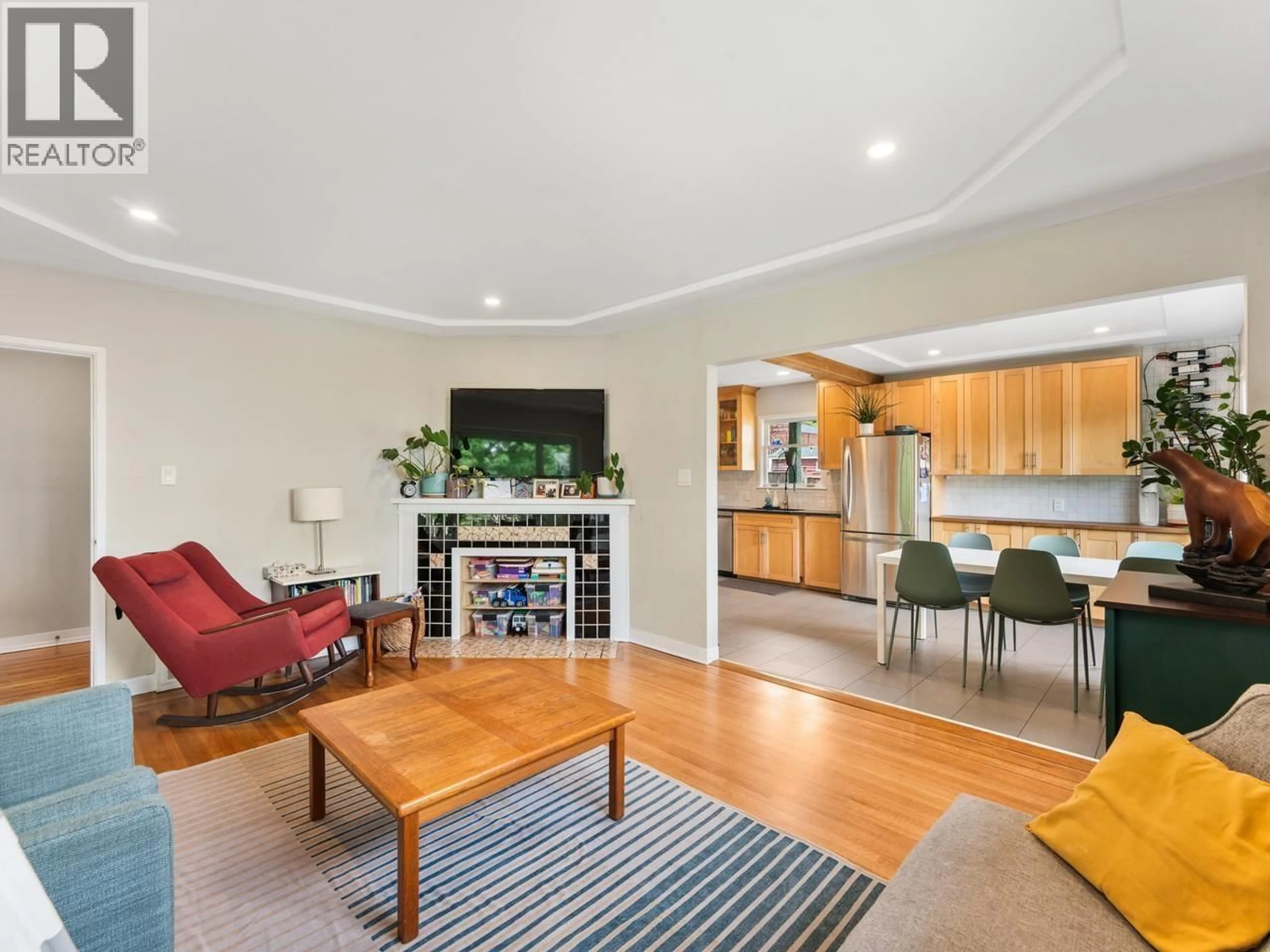Living room with furniture, wood/laminate floor for 355 SHERBROOKE STREET, New Westminster British Columbia V3L3M8