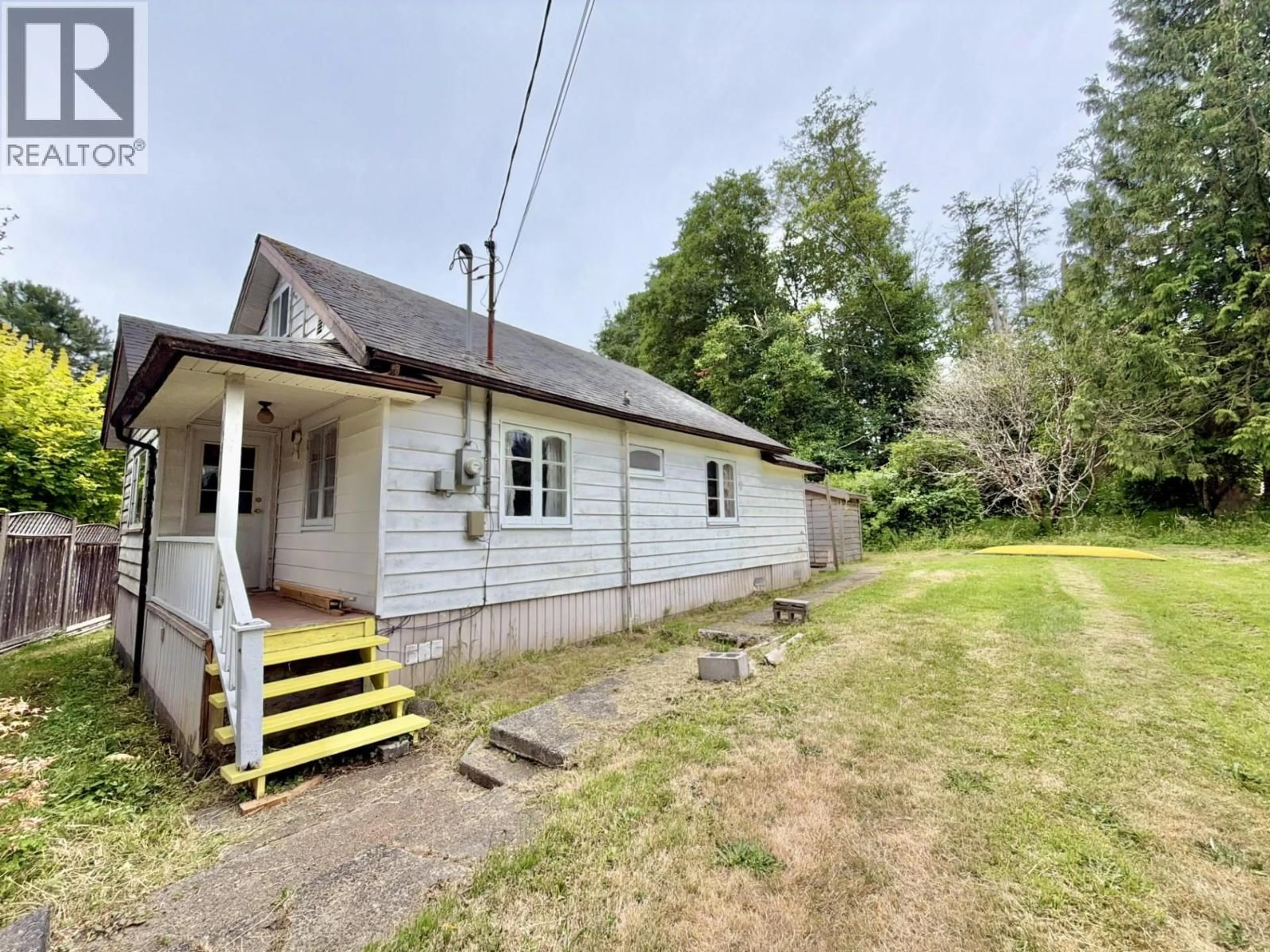 A pic from outside/outdoor area/front of a property/back of a property/a pic from drone, building for 667 DOUGALL ROAD, Gibsons British Columbia V0N1V8