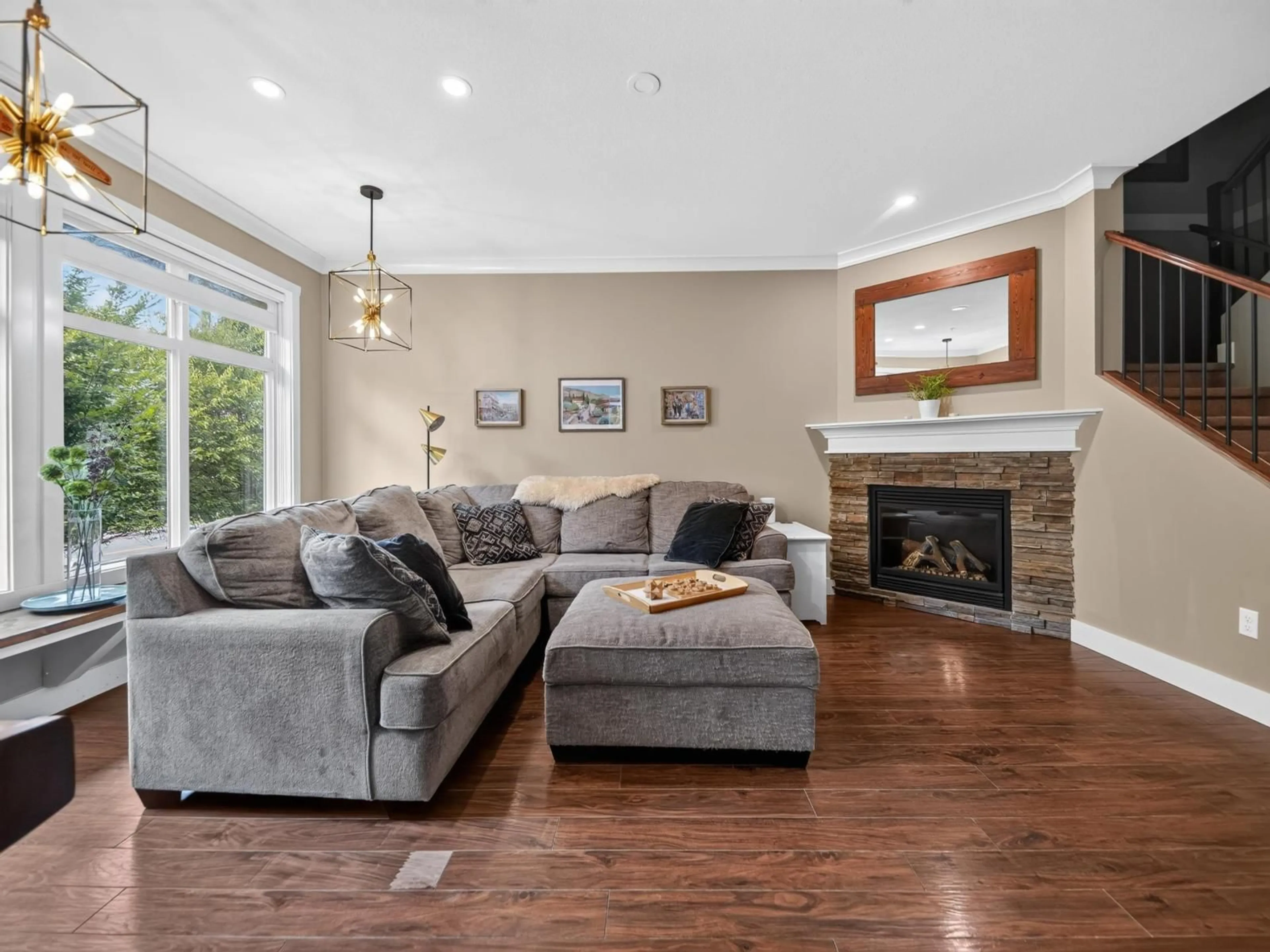 Living room with furniture, wood/laminate floor for 16 - 45762 SAFFLOWER CRESCENT, Chilliwack British Columbia V2R0S4