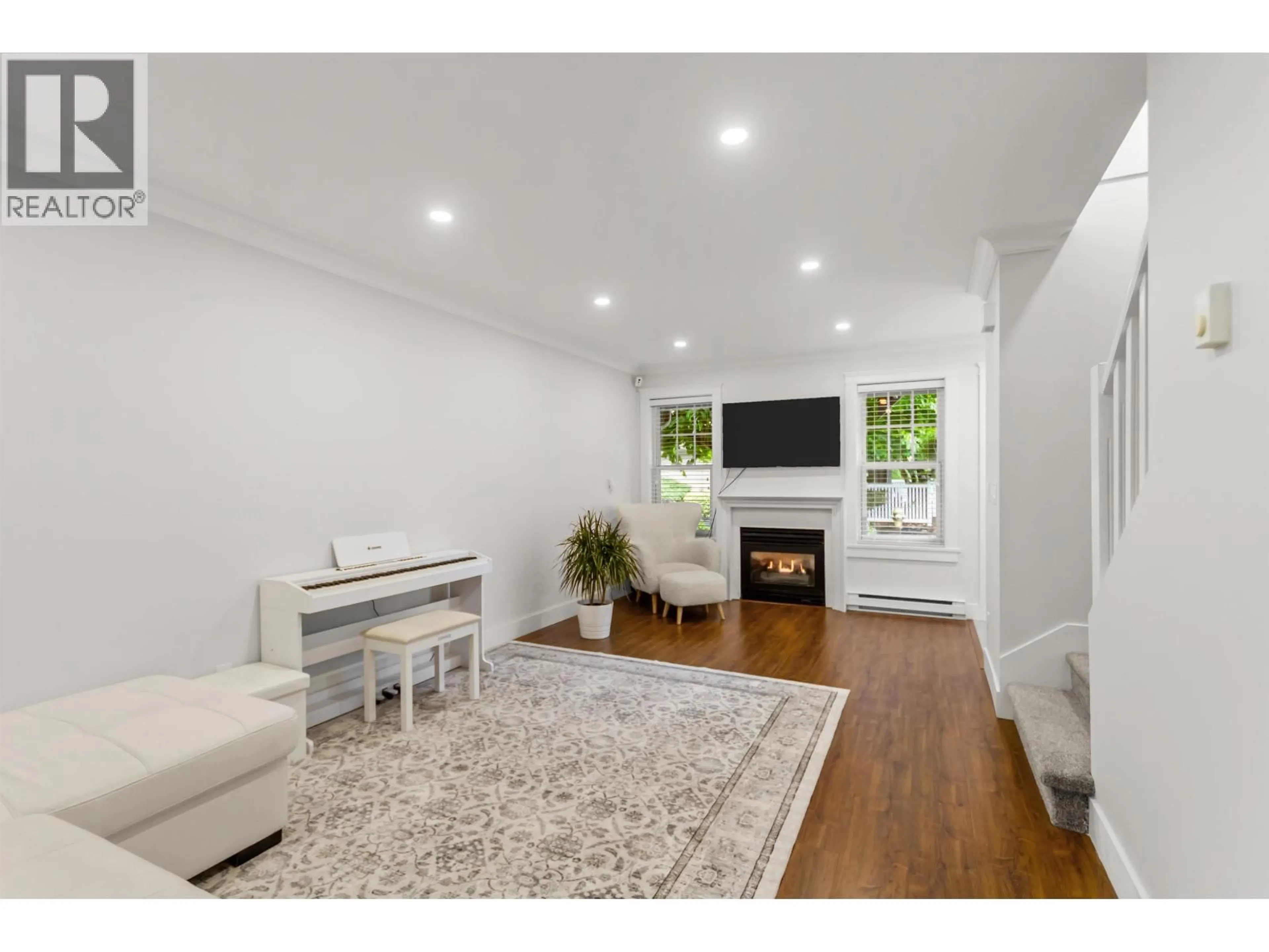 Living room with furniture, wood/laminate floor for 15 - 23085 118 AVENUE, Maple Ridge British Columbia V2X3J7
