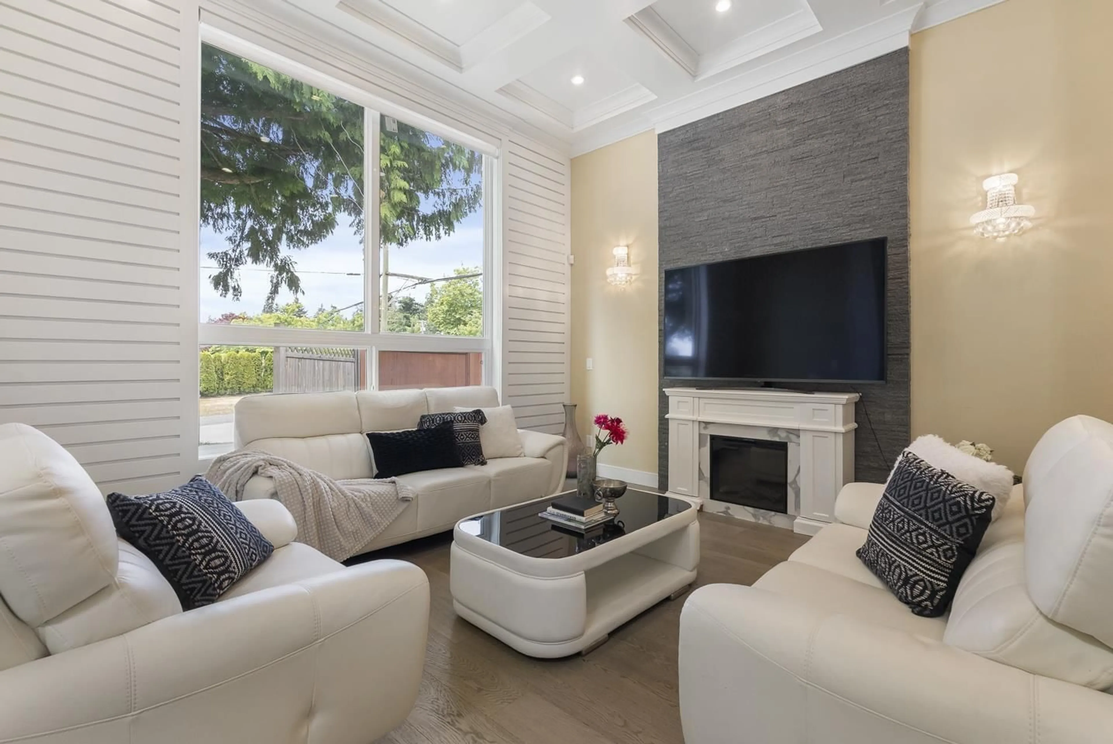 Living room with furniture, unknown for 1580 CHESTNUT STREET, Surrey British Columbia V4B3H2