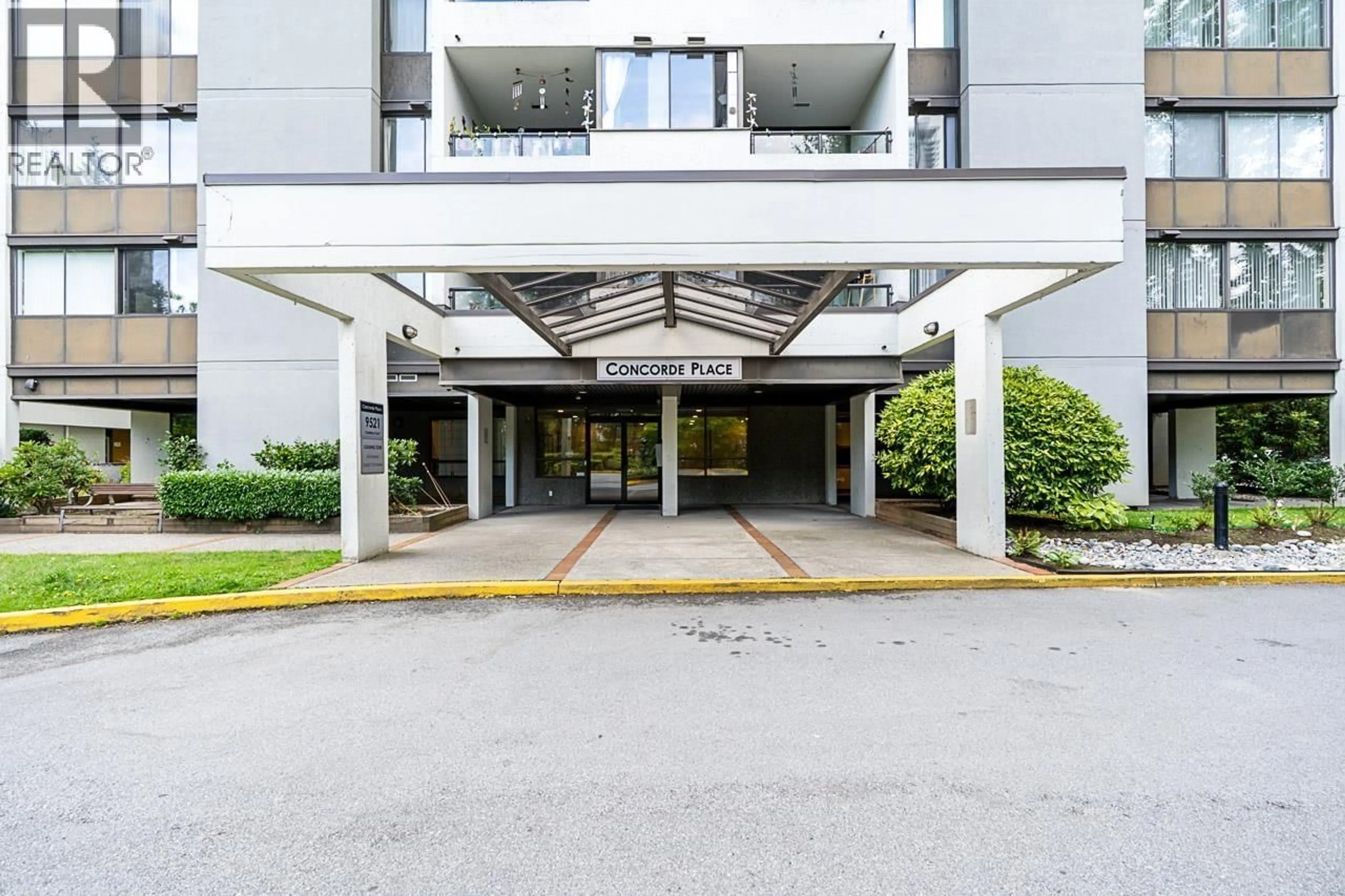 Indoor foyer for 1408 - 9521 CARDSTON COURT, Burnaby British Columbia V3N4R8